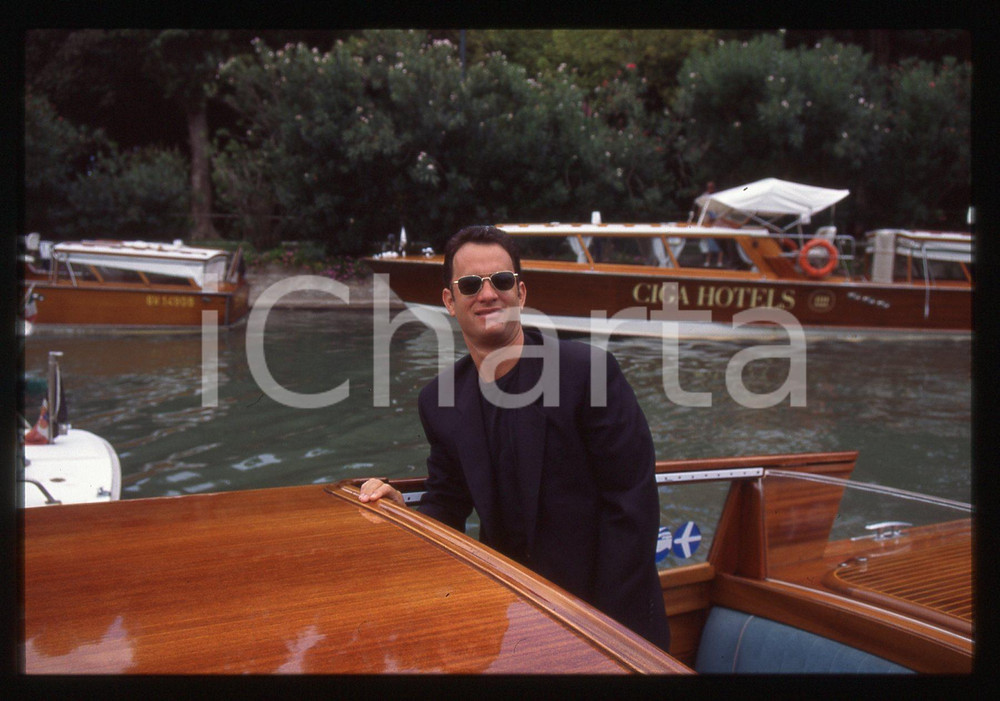 Tom HANKS - FESTIVAL CINEMA VENEZIA 1994 35 mm vintage slide 46 Diapositiva d'epoca, in formato 35 mm.CONDIZIONI: GOODE' severamente vietata la riproduzione. Tutti i diritti sono riservati.ICharta mette in vendita, sul negozio eBay e in esclusiva sul sito "icharta" il proprio archivio composto da numerose diapositive e negativi fotografici d'epoca, tutti originali e autentici, che attraversano la storia del costume italiano tra gli la fine degli anni Sessanta e Novanta.Si tratta di uno sguardo inedito sull'attualità, la politica, la vita quotidiana, il gossip e la cultura, che fotografa il cambiamento della nazione in quest'ultimo scorcio del XX secolo. Un'occasione unica per il mercato del collezionismo, che vede finalmente disponibile un archivio eccezionale per vastità, tematiche e condizioni, in un settore (il negativo fotografico e la diapositiva) di assoluta novità e dalle interessanti prospettive di investimento.  GOOD/buono   originale e autentica 1