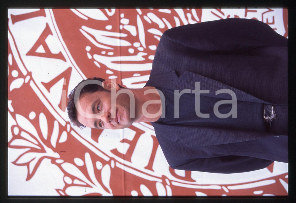 Tom HANKS - FESTIVAL CINEMA VENEZIA 1994 35 mm vintage slide 49 Diapositiva d'epoca, in formato 35 mm.CONDIZIONI: GOODE' severamente vietata la riproduzione. Tutti i diritti sono riservati.ICharta mette in vendita, sul negozio eBay e in esclusiva sul sito "icharta" il proprio archivio composto da numerose diapositive e negativi fotografici d'epoca, tutti originali e autentici, che attraversano la storia del costume italiano tra gli la fine degli anni Sessanta e Novanta.Si tratta di uno sguardo inedito sull'attualità, la politica, la vita quotidiana, il gossip e la cultura, che fotografa il cambiamento della nazione in quest'ultimo scorcio del XX secolo. Un'occasione unica per il mercato del collezionismo, che vede finalmente disponibile un archivio eccezionale per vastità, tematiche e condizioni, in un settore (il negativo fotografico e la diapositiva) di assoluta novità e dalle interessanti prospettive di investimento.  GOOD/buono   originale e autentica 1