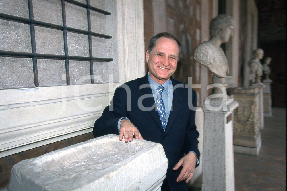 35mm vintage slide* 2000 ROMA Palazzo Altemps - Michel THOULOUZE Tele + (6)  Diapositiva d'epoca, in formato 35 mm.Immagine scattata a palazzo Altemps in occasione della firma di un accordo con il governo italiano.E' severamente vietata la riproduzione. Tutti i diritti sono riservati.ICharta mette in vendita, sul negozio eBay e in esclusiva sul sito "icharta" il proprio archivio composto da numerose diapositive e negativi fotografici d'epoca, tutti originali e autentici, che attraversano la storia del costume tra la fine degli anni Sessanta e Novanta.Si tratta di uno sguardo inedito sull'attualità, la politica, la vita quotidiana, il gossip e la cultura, che fotografa il cambiamento della nazione in quest'ultimo scorcio del XX secolo. Un'occasione unica per il mercato del collezionismo, che vede finalmente disponibile un archivio eccezionale per vastità, tematiche e condizioni, in un settore (il negativo fotografico e la diapositiva) di assoluta novità e dalle interessanti prospettive di investimento. GOOD/buono   originale e autentica 1