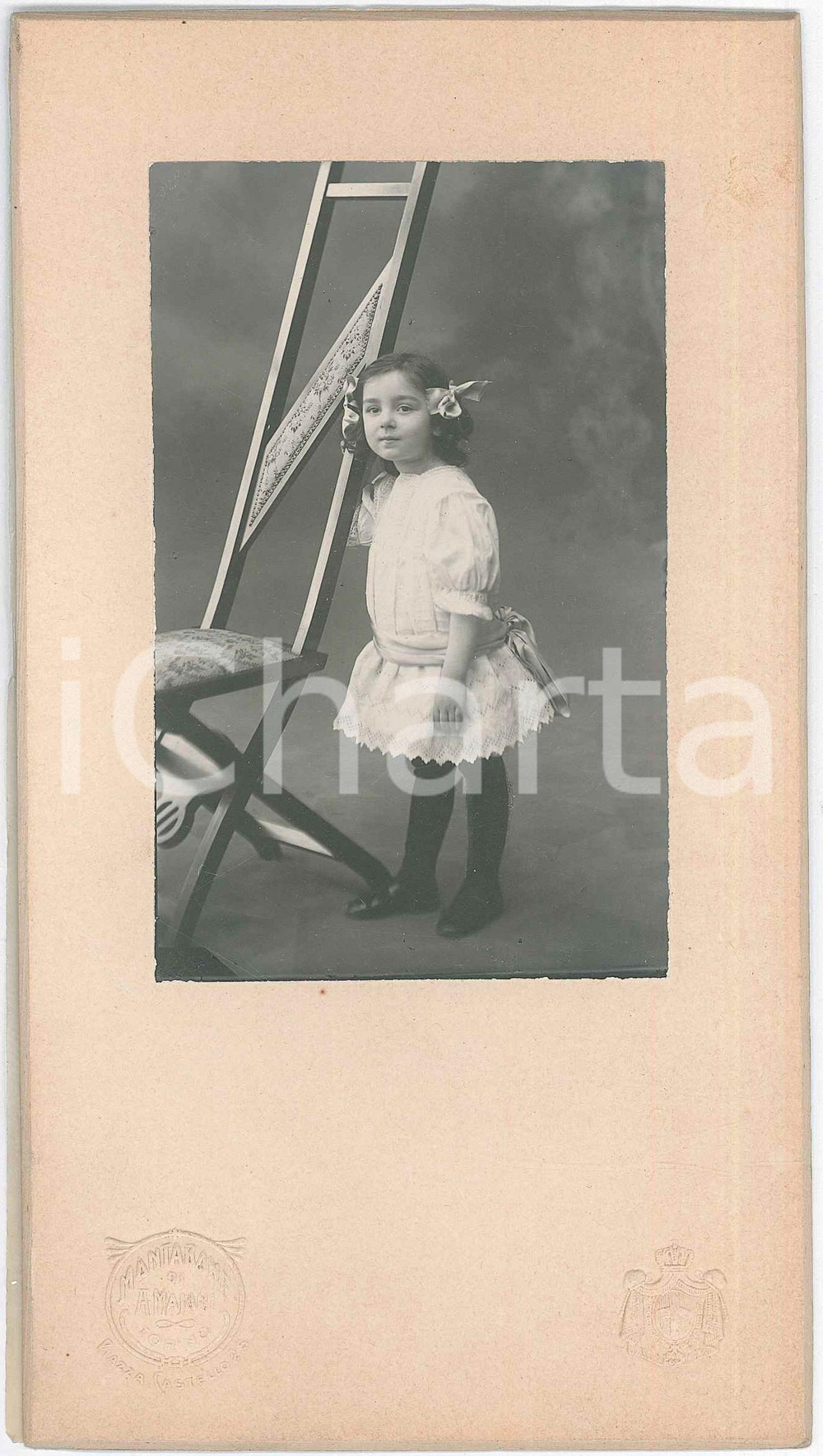 1900 ca TORINO Bambina presso grande sedia - Ritratto ^Foto MONTABONE 11x20 cm Fotografia d'epoca, su cartoncino.Velina protettiva con marchio dello studio. FOTOGRAFO: Montabone di Adolfo Majoni - Torino GOOD/buono  Formato: 11x20 cm originale e autentica 1