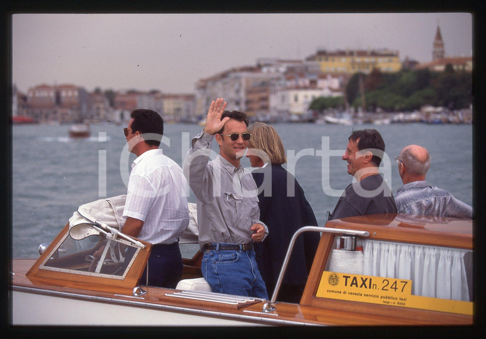 Tom HANKS - FESTIVAL CINEMA VENEZIA 1998 35 mm vintage slide 31 Diapositiva d'epoca, in formato 35 mm.CONDIZIONI: GOODE' severamente vietata la riproduzione. Tutti i diritti sono riservati.ICharta mette in vendita, sul negozio eBay e in esclusiva sul sito "icharta" il proprio archivio composto da numerose diapositive e negativi fotografici d'epoca, tutti originali e autentici, che attraversano la storia del costume italiano tra gli la fine degli anni Sessanta e Novanta.Si tratta di uno sguardo inedito sull'attualità, la politica, la vita quotidiana, il gossip e la cultura, che fotografa il cambiamento della nazione in quest'ultimo scorcio del XX secolo. Un'occasione unica per il mercato del collezionismo, che vede finalmente disponibile un archivio eccezionale per vastità, tematiche e condizioni, in un settore (il negativo fotografico e la diapositiva) di assoluta novità e dalle interessanti prospettive di investimento.  GOOD/buono   originale e autentica 1