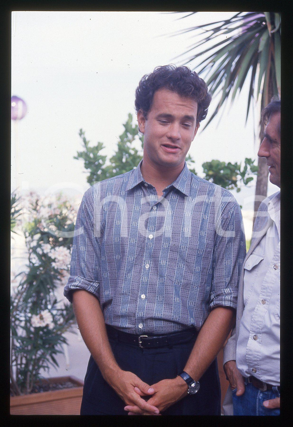 Tom HANKS - FESTIVAL CINEMA VENEZIA 1988 35 mm vintage slide 2 Diapositiva d'epoca, in formato 35 mm.CONDIZIONI: GOODE' severamente vietata la riproduzione. Tutti i diritti sono riservati.ICharta mette in vendita, sul negozio eBay e in esclusiva sul sito "icharta" il proprio archivio composto da numerose diapositive e negativi fotografici d'epoca, tutti originali e autentici, che attraversano la storia del costume italiano tra gli la fine degli anni Sessanta e Novanta.Si tratta di uno sguardo inedito sull'attualità, la politica, la vita quotidiana, il gossip e la cultura, che fotografa il cambiamento della nazione in quest'ultimo scorcio del XX secolo. Un'occasione unica per il mercato del collezionismo, che vede finalmente disponibile un archivio eccezionale per vastità, tematiche e condizioni, in un settore (il negativo fotografico e la diapositiva) di assoluta novità e dalle interessanti prospettive di investimento.  GOOD/buono   originale e autentica 1