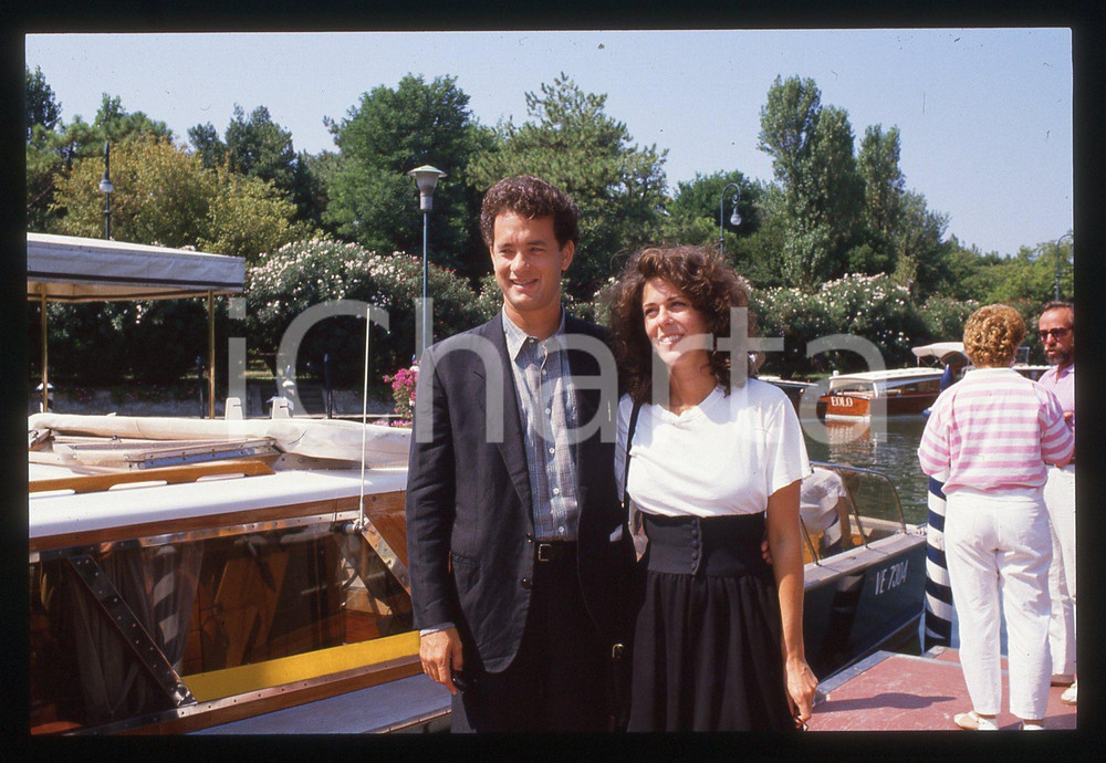Tom HANKS e Rita WILSON - FESTIVAL CINEMA VENEZIA 1988 35 mm vintage slide Diapositiva d'epoca, in formato 35 mm.CONDIZIONI: GOODE' severamente vietata la riproduzione. Tutti i diritti sono riservati.ICharta mette in vendita, sul negozio eBay e in esclusiva sul sito "icharta" il proprio archivio composto da numerose diapositive e negativi fotografici d'epoca, tutti originali e autentici, che attraversano la storia del costume italiano tra gli la fine degli anni Sessanta e Novanta.Si tratta di uno sguardo inedito sull'attualità, la politica, la vita quotidiana, il gossip e la cultura, che fotografa il cambiamento della nazione in quest'ultimo scorcio del XX secolo. Un'occasione unica per il mercato del collezionismo, che vede finalmente disponibile un archivio eccezionale per vastità, tematiche e condizioni, in un settore (il negativo fotografico e la diapositiva) di assoluta novità e dalle interessanti prospettive di investimento.  GOOD/buono   originale e autentica 1