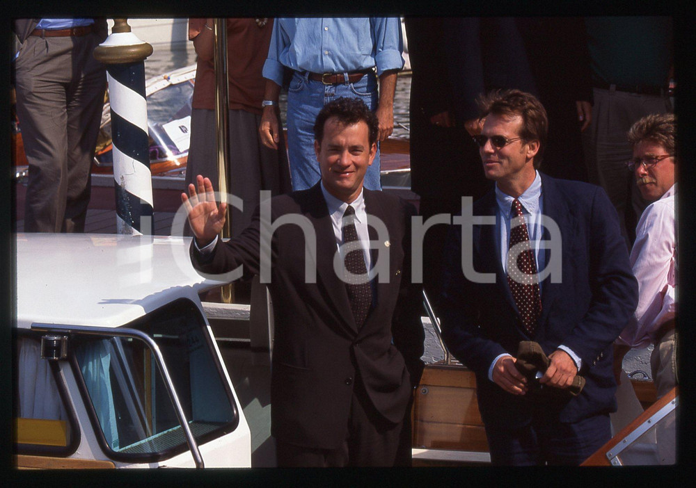 Tom HANKS e Bill PAXTON - FESTIVAL CINEMA VENEZIA 1995 35 mm vintage slide 9 Diapositiva d'epoca, in formato 35 mm.CONDIZIONI: GOODE' severamente vietata la riproduzione. Tutti i diritti sono riservati.ICharta mette in vendita, sul negozio eBay e in esclusiva sul sito "icharta" il proprio archivio composto da numerose diapositive e negativi fotografici d'epoca, tutti originali e autentici, che attraversano la storia del costume italiano tra gli la fine degli anni Sessanta e Novanta.Si tratta di uno sguardo inedito sull'attualità, la politica, la vita quotidiana, il gossip e la cultura, che fotografa il cambiamento della nazione in quest'ultimo scorcio del XX secolo. Un'occasione unica per il mercato del collezionismo, che vede finalmente disponibile un archivio eccezionale per vastità, tematiche e condizioni, in un settore (il negativo fotografico e la diapositiva) di assoluta novità e dalle interessanti prospettive di investimento.  GOOD/buono   originale e autentica 1