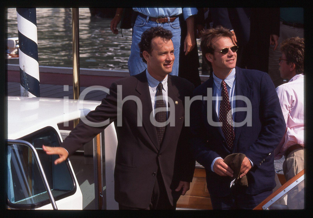 Tom HANKS e Bill PAXTON - FESTIVAL CINEMA VENEZIA 1995 35 mm vintage slide 12 Diapositiva d'epoca, in formato 35 mm.CONDIZIONI: GOODE' severamente vietata la riproduzione. Tutti i diritti sono riservati.ICharta mette in vendita, sul negozio eBay e in esclusiva sul sito "icharta" il proprio archivio composto da numerose diapositive e negativi fotografici d'epoca, tutti originali e autentici, che attraversano la storia del costume italiano tra gli la fine degli anni Sessanta e Novanta.Si tratta di uno sguardo inedito sull'attualità, la politica, la vita quotidiana, il gossip e la cultura, che fotografa il cambiamento della nazione in quest'ultimo scorcio del XX secolo. Un'occasione unica per il mercato del collezionismo, che vede finalmente disponibile un archivio eccezionale per vastità, tematiche e condizioni, in un settore (il negativo fotografico e la diapositiva) di assoluta novità e dalle interessanti prospettive di investimento.  GOOD/buono   originale e autentica 1
