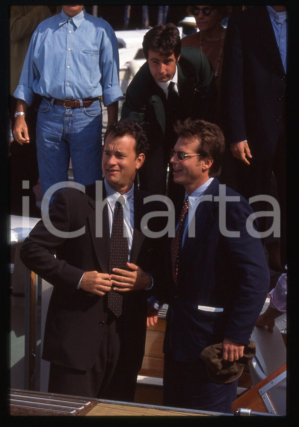 Tom HANKS e Bill PAXTON - FESTIVAL CINEMA VENEZIA 1995 35 mm vintage slide 13 Diapositiva d'epoca, in formato 35 mm.CONDIZIONI: GOODE' severamente vietata la riproduzione. Tutti i diritti sono riservati.ICharta mette in vendita, sul negozio eBay e in esclusiva sul sito "icharta" il proprio archivio composto da numerose diapositive e negativi fotografici d'epoca, tutti originali e autentici, che attraversano la storia del costume italiano tra gli la fine degli anni Sessanta e Novanta.Si tratta di uno sguardo inedito sull'attualità, la politica, la vita quotidiana, il gossip e la cultura, che fotografa il cambiamento della nazione in quest'ultimo scorcio del XX secolo. Un'occasione unica per il mercato del collezionismo, che vede finalmente disponibile un archivio eccezionale per vastità, tematiche e condizioni, in un settore (il negativo fotografico e la diapositiva) di assoluta novità e dalle interessanti prospettive di investimento.  GOOD/buono   originale e autentica 1