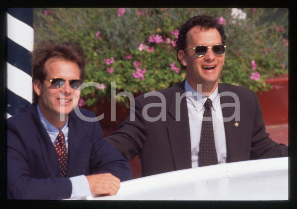 Tom HANKS e Bill PAXTON - FESTIVAL CINEMA VENEZIA 1995 35 mm vintage slide 14 Diapositiva d'epoca, in formato 35 mm.CONDIZIONI: GOODE' severamente vietata la riproduzione. Tutti i diritti sono riservati. ICharta mette in vendita, sul negozio eBay e in esclusiva sul sito "icharta" il proprio archivio composto da numerose diapositive e negativi fotografici d'epoca, tutti originali e autentici, che attraversano la storia del costume italiano tra gli la fine degli anni Sessanta e Novanta.Si tratta di uno sguardo inedito sull'attualità, la politica, la vita quotidiana, il gossip e la cultura, che fotografa il cambiamento della nazione in quest'ultimo scorcio del XX secolo. Un'occasione unica per il mercato del collezionismo, che vede finalmente disponibile un archivio eccezionale per vastità, tematiche e condizioni, in un settore (il negativo fotografico e la diapositiva) di assoluta novità e dalle interessanti prospettive di investimento.  GOOD/buono   originale e autentica 1