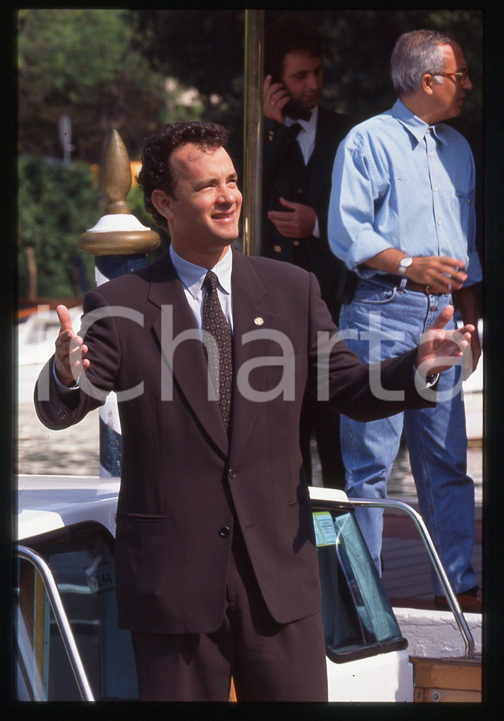 Tom HANKS - FESTIVAL CINEMA VENEZIA 1995 35 mm vintage slide 16 Diapositiva d'epoca, in formato 35 mm.CONDIZIONI: GOODE' severamente vietata la riproduzione. Tutti i diritti sono riservati.ICharta mette in vendita, sul negozio eBay e in esclusiva sul sito "icharta" il proprio archivio composto da numerose diapositive e negativi fotografici d'epoca, tutti originali e autentici, che attraversano la storia del costume italiano tra gli la fine degli anni Sessanta e Novanta.Si tratta di uno sguardo inedito sull'attualità, la politica, la vita quotidiana, il gossip e la cultura, che fotografa il cambiamento della nazione in quest'ultimo scorcio del XX secolo. Un'occasione unica per il mercato del collezionismo, che vede finalmente disponibile un archivio eccezionale per vastità, tematiche e condizioni, in un settore (il negativo fotografico e la diapositiva) di assoluta novità e dalle interessanti prospettive di investimento.  GOOD/buono   originale e autentica 1