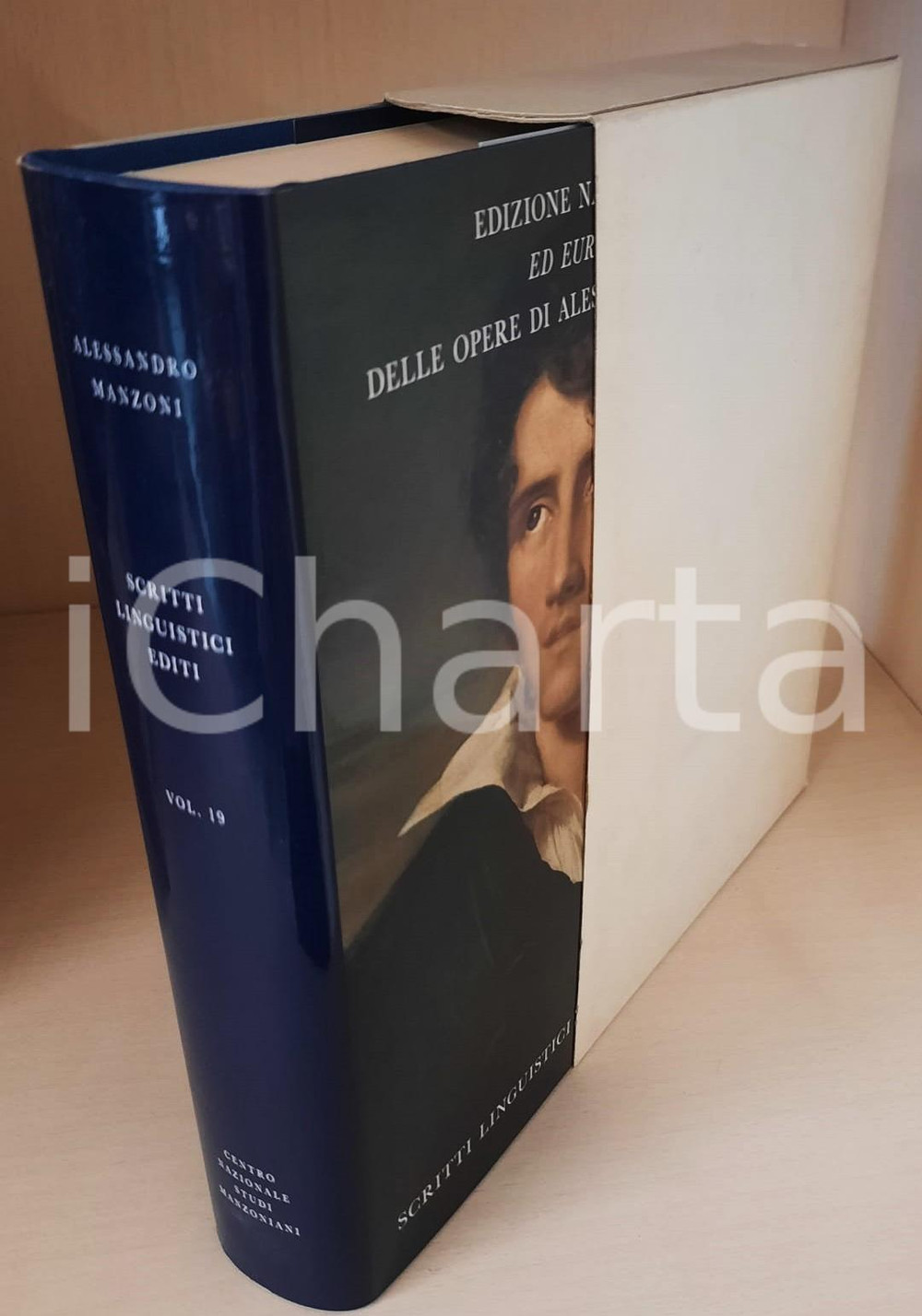 2000 Alessandro MANZONI Scritti linguistici editi - Vol. 19 *Ed. Nazionale (1) Edizione Nazionale ed Europea delle opere di Alessandro Manzoni. Legatura in tela blu, logo "Casa del Manzoni" in oro al centro del piatto, sovraccoperta illustrata, cofanetto in cartoncino.Composizione dei testi nella versione VAL del carattere Baskerville, realizzato nella Stamperia Valdonega di Verona.PAGINE: 437EDITORE: Centro Nazionale Studi Manzoniani - Milano GOOD/buono ma minime macchie e sbrecciature alla sovraccoperta Formato: 22x14 cm originale e autentica 1