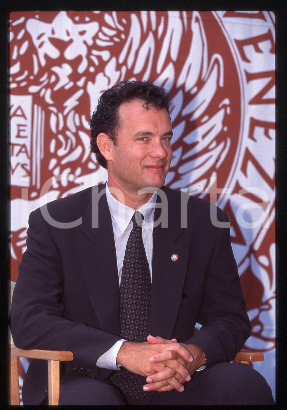 Tom HANKS - FESTIVAL CINEMA VENEZIA 1995 35 mm vintage slide 19 Diapositiva d'epoca, in formato 35 mm.CONDIZIONI: GOODE' severamente vietata la riproduzione. Tutti i diritti sono riservati.ICharta mette in vendita, sul negozio eBay e in esclusiva sul sito "icharta" il proprio archivio composto da numerose diapositive e negativi fotografici d'epoca, tutti originali e autentici, che attraversano la storia del costume italiano tra gli la fine degli anni Sessanta e Novanta.Si tratta di uno sguardo inedito sull'attualità, la politica, la vita quotidiana, il gossip e la cultura, che fotografa il cambiamento della nazione in quest'ultimo scorcio del XX secolo. Un'occasione unica per il mercato del collezionismo, che vede finalmente disponibile un archivio eccezionale per vastità, tematiche e condizioni, in un settore (il negativo fotografico e la diapositiva) di assoluta novità e dalle interessanti prospettive di investimento.  GOOD/buono   originale e autentica 1