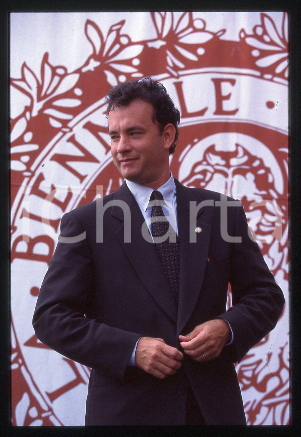 Tom HANKS - FESTIVAL CINEMA VENEZIA 1995 35 mm vintage slide 20 Diapositiva d'epoca, in formato 35 mm.CONDIZIONI: GOODE' severamente vietata la riproduzione. Tutti i diritti sono riservati.ICharta mette in vendita, sul negozio eBay e in esclusiva sul sito "icharta" il proprio archivio composto da numerose diapositive e negativi fotografici d'epoca, tutti originali e autentici, che attraversano la storia del costume italiano tra gli la fine degli anni Sessanta e Novanta.Si tratta di uno sguardo inedito sull'attualità, la politica, la vita quotidiana, il gossip e la cultura, che fotografa il cambiamento della nazione in quest'ultimo scorcio del XX secolo. Un'occasione unica per il mercato del collezionismo, che vede finalmente disponibile un archivio eccezionale per vastità, tematiche e condizioni, in un settore (il negativo fotografico e la diapositiva) di assoluta novità e dalle interessanti prospettive di investimento.  GOOD/buono   originale e autentica 1