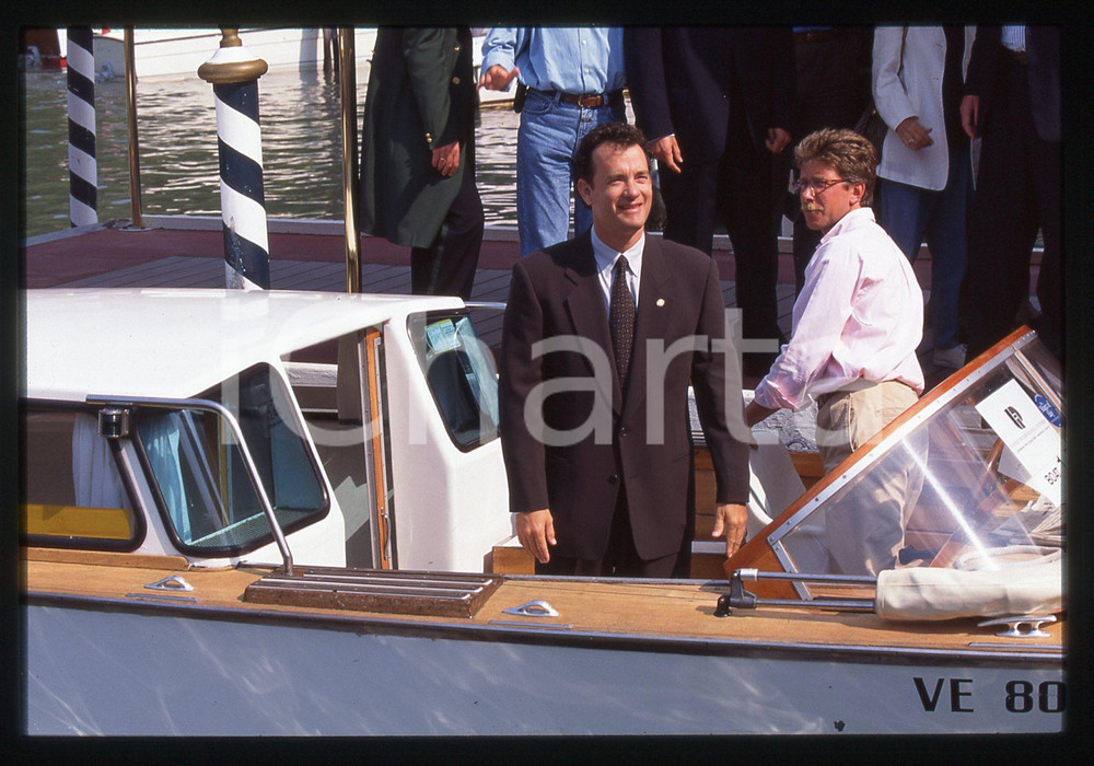 Tom HANKS - FESTIVAL CINEMA VENEZIA 1995 35 mm vintage slide 21 Diapositiva d'epoca, in formato 35 mm.CONDIZIONI: GOODE' severamente vietata la riproduzione. Tutti i diritti sono riservati.ICharta mette in vendita, sul negozio eBay e in esclusiva sul sito "icharta" il proprio archivio composto da numerose diapositive e negativi fotografici d'epoca, tutti originali e autentici, che attraversano la storia del costume italiano tra gli la fine degli anni Sessanta e Novanta.Si tratta di uno sguardo inedito sull'attualità, la politica, la vita quotidiana, il gossip e la cultura, che fotografa il cambiamento della nazione in quest'ultimo scorcio del XX secolo. Un'occasione unica per il mercato del collezionismo, che vede finalmente disponibile un archivio eccezionale per vastità, tematiche e condizioni, in un settore (il negativo fotografico e la diapositiva) di assoluta novità e dalle interessanti prospettive di investimento.  GOOD/buono   originale e autentica 1
