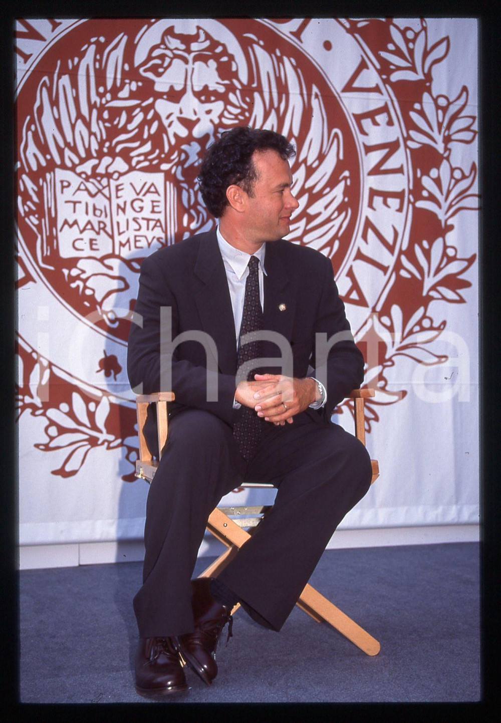 Tom HANKS - FESTIVAL CINEMA VENEZIA 1995 35 mm vintage slide 22 Diapositiva d'epoca, in formato 35 mm.CONDIZIONI: GOODE' severamente vietata la riproduzione. Tutti i diritti sono riservati.ICharta mette in vendita, sul negozio eBay e in esclusiva sul sito "icharta" il proprio archivio composto da numerose diapositive e negativi fotografici d'epoca, tutti originali e autentici, che attraversano la storia del costume italiano tra gli la fine degli anni Sessanta e Novanta.Si tratta di uno sguardo inedito sull'attualità, la politica, la vita quotidiana, il gossip e la cultura, che fotografa il cambiamento della nazione in quest'ultimo scorcio del XX secolo. Un'occasione unica per il mercato del collezionismo, che vede finalmente disponibile un archivio eccezionale per vastità, tematiche e condizioni, in un settore (il negativo fotografico e la diapositiva) di assoluta novità e dalle interessanti prospettive di investimento.  GOOD/buono   originale e autentica 1