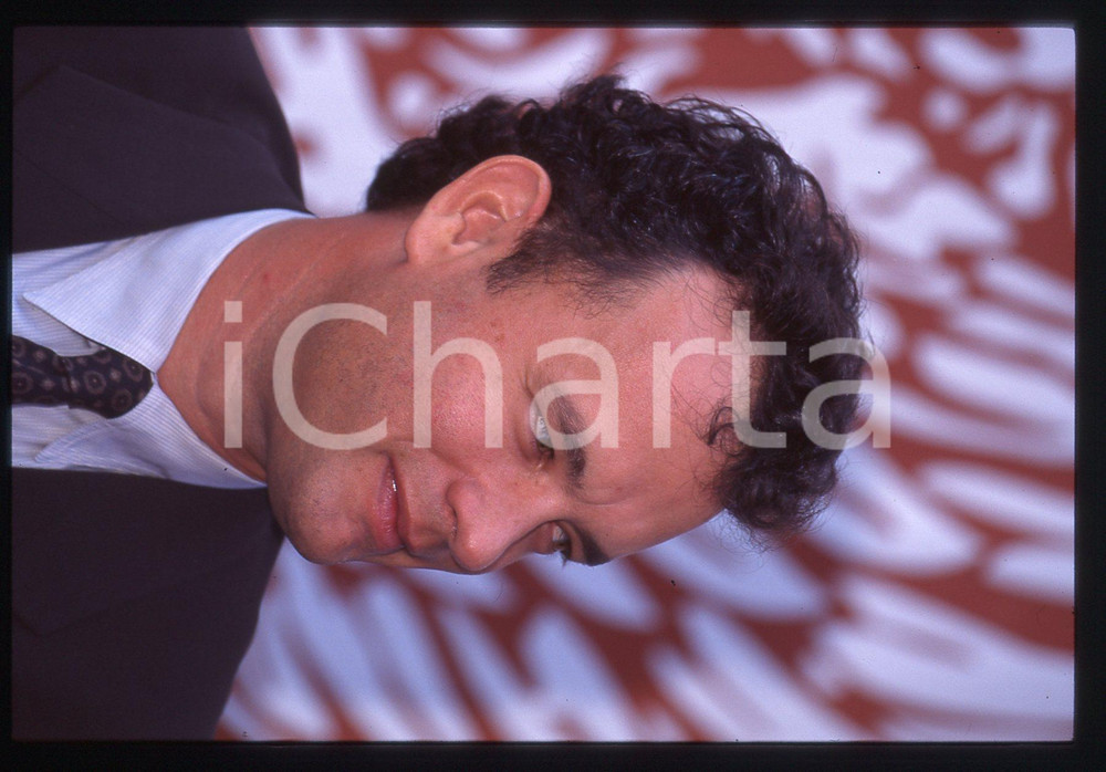 Tom HANKS - FESTIVAL CINEMA VENEZIA 1995 35 mm vintage slide 23 Diapositiva d'epoca, in formato 35 mm.CONDIZIONI: GOODE' severamente vietata la riproduzione. Tutti i diritti sono riservati.ICharta mette in vendita, sul negozio eBay e in esclusiva sul sito "icharta" il proprio archivio composto da numerose diapositive e negativi fotografici d'epoca, tutti originali e autentici, che attraversano la storia del costume italiano tra gli la fine degli anni Sessanta e Novanta.Si tratta di uno sguardo inedito sull'attualità, la politica, la vita quotidiana, il gossip e la cultura, che fotografa il cambiamento della nazione in quest'ultimo scorcio del XX secolo. Un'occasione unica per il mercato del collezionismo, che vede finalmente disponibile un archivio eccezionale per vastità, tematiche e condizioni, in un settore (il negativo fotografico e la diapositiva) di assoluta novità e dalle interessanti prospettive di investimento.  GOOD/buono   originale e autentica 1
