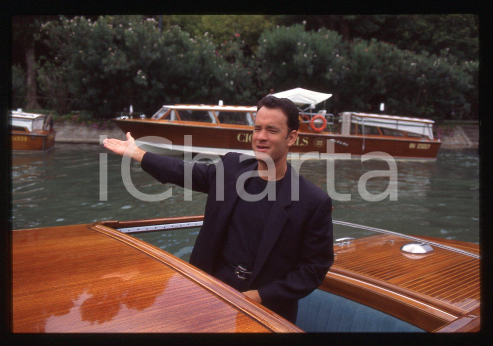 Tom HANKS - FESTIVAL CINEMA VENEZIA 1994 35 mm vintage slide 50 Diapositiva d'epoca, in formato 35 mm.CONDIZIONI: GOODE' severamente vietata la riproduzione. Tutti i diritti sono riservati.ICharta mette in vendita, sul negozio eBay e in esclusiva sul sito "icharta" il proprio archivio composto da numerose diapositive e negativi fotografici d'epoca, tutti originali e autentici, che attraversano la storia del costume italiano tra gli la fine degli anni Sessanta e Novanta.Si tratta di uno sguardo inedito sull'attualità, la politica, la vita quotidiana, il gossip e la cultura, che fotografa il cambiamento della nazione in quest'ultimo scorcio del XX secolo. Un'occasione unica per il mercato del collezionismo, che vede finalmente disponibile un archivio eccezionale per vastità, tematiche e condizioni, in un settore (il negativo fotografico e la diapositiva) di assoluta novità e dalle interessanti prospettive di investimento.  GOOD/buono   originale e autentica 1