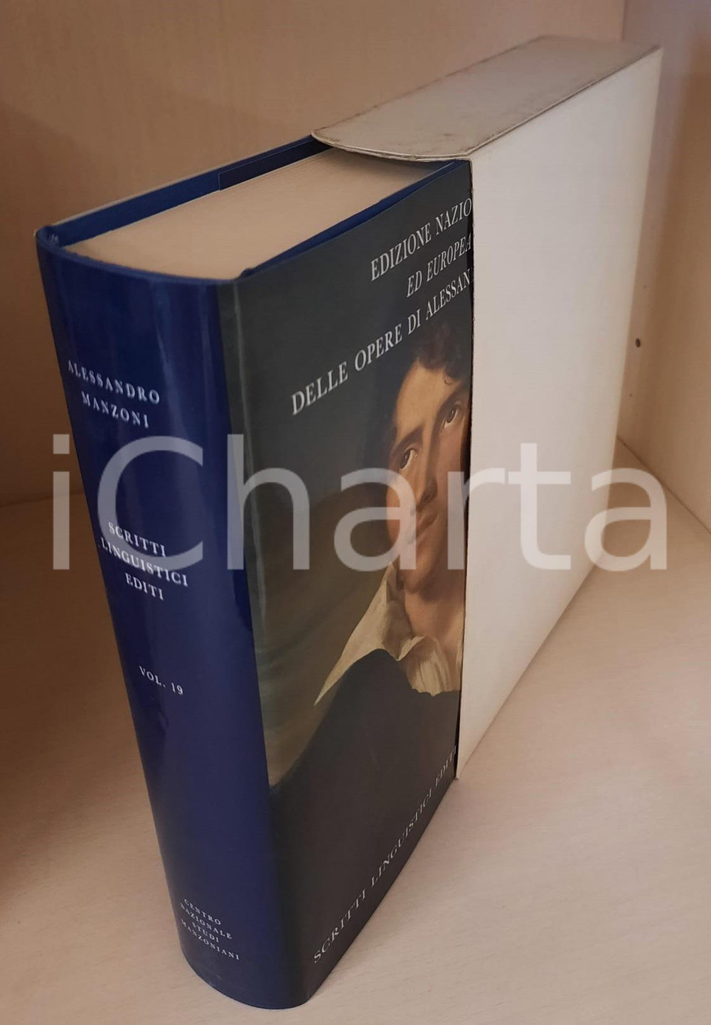 2000 Alessandro MANZONI Scritti linguistici editi - Vol. 19 *Ed. Nazionale (2) Edizione Nazionale ed Europea delle opere di Alessandro Manzoni. Legatura in tela blu, logo "Casa del Manzoni" in oro al centro del piatto, sovraccoperta illustrata, cofanetto in cartoncino.Composizione dei testi nella versione VAL del carattere Baskerville, realizzato nella Stamperia Valdonega di Verona.PAGINE: 437EDITORE: Centro Nazionale Studi Manzoniani - Milano GOOD/buono ma minime macchie e sbrecciature alla sovraccoperta Formato: 22x14 cm originale e autentica 1