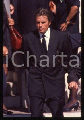 35mm vintage slide *1990 PRINCIPATO DI MONACO Alain DELON Funerali CASIRAGHI 5  Diapositiva d'epoca, in formato 35 mm.E' severamente vietata la riproduzione. Tutti i diritti sono riservati.Nella diapositiva ICharta mette in vendita, sul negozio eBay e in esclusiva sul sito "icharta" il proprio archivio composto da numerose diapositive e negativi fotografici d'epoca, tutti originali e autentici, che attraversano la storia del costume tra la fine degli anni Sessanta e Novanta.Si tratta di uno sguardo inedito sull'attualità, la politica, la vita quotidiana, il gossip e la cultura, che fotografa il cambiamento della nazione in quest'ultimo scorcio del XX secolo. Un'occasione unica per il mercato del collezionismo, che vede finalmente disponibile un archivio eccezionale per vastità, tematiche e condizioni, in un settore (il negativo fotografico e la diapositiva) di assoluta novità e dalle interessanti prospettive di investimento.  FAIR/discreto   originale e autentica 1
