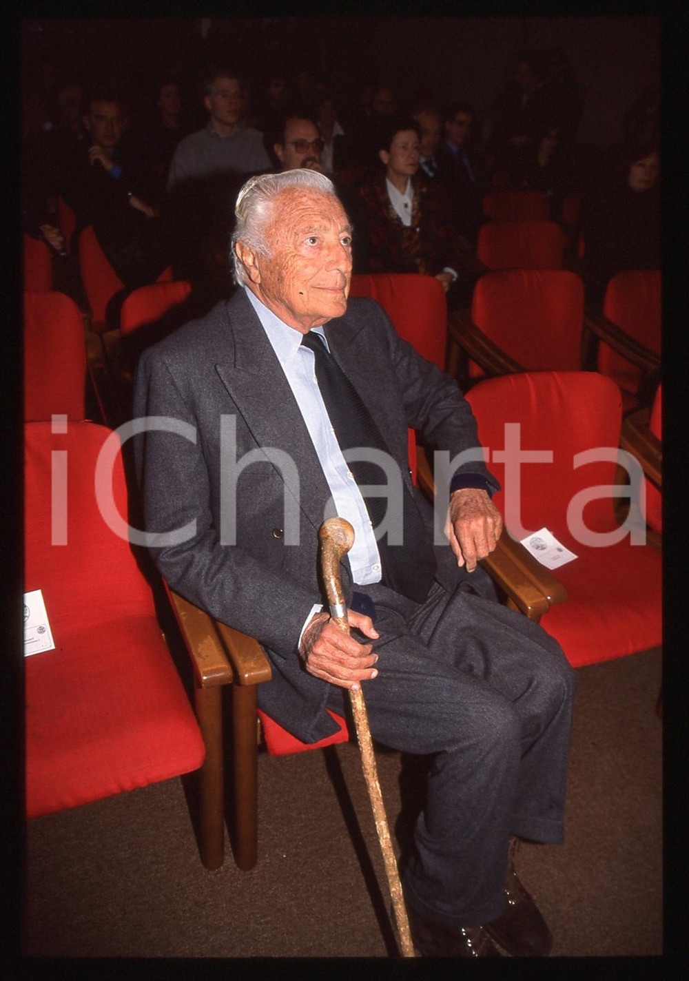 35mm vintage slide* 1990 ca Ritratto di Gianni AGNELLI ad un convegno (1)   Diapositiva d'epoca, in formato 35 mm. CONDIZIONI: VERY GOOD ICharta mette in vendita, sul negozio eBay e in esclusiva sul sito "icharta" il proprio archivio composto da numerose diapositive e negativi fotografici d'epoca, tutti originali e autentici, che attraversano la storia del costume italiano tra gli la fine degli anni Sessanta e Novanta.Si tratta di uno sguardo inedito sull'attualit&agrave;, la politica, la vita quotidiana, il gossip e la cultura, che fotografa il cambiamento della nazione in quest'ultimo scorcio del XX secolo. Un'occasione unica per il mercato del collezionismo, che vede finalmente disponibile un archivio eccezionale per vastit&agrave;, tematiche e condizioni, in un settore (il negativo fotografico e la diapositiva) di assoluta novit&agrave; e dalle interessanti prospettive di investimento.  originale e autentica 1