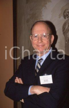 35mm vintage slide *1995 ca POLITICA Richard Newton GARDNER ambasciatore USA 1 Diapositiva d'epoca, in formato 35 mm. CONDIZIONI: GOOD Tutti i diritti riservati E' severamente vietata la riproduzione.  ICharta mette in vendita, sul negozio eBay e in esclusiva sul sito "icharta" il proprio archivio composto da numerose diapositive e negativi fotografici d'epoca, tutti originali e autentici, che attraversano la storia del costume italiano tra gli la fine degli anni Sessanta e Novanta.Si tratta di uno sguardo inedito sull'attualit&agrave;, la politica, la vita quotidiana, il gossip e la cultura, che fotografa il cambiamento della nazione in quest'ultimo scorcio del XX secolo. Un'occasione unica per il mercato del collezionismo, che vede finalmente disponibile un archivio eccezionale per vastit&agrave;, tematiche e condizioni, in un settore (il negativo fotografico e la diapositiva) di assoluta novit&agrave; e dalle interessanti prospettive di investimento.  GOOD/buono   originale e autentica 1