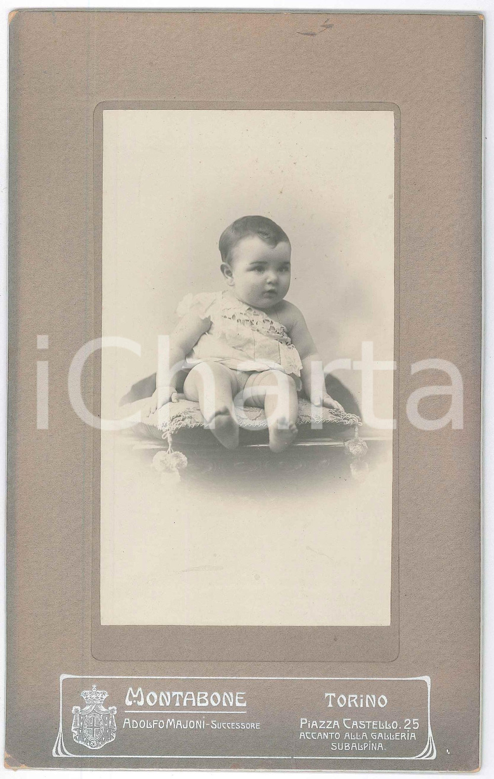 Novembre 1906 TORINO Bambina su cuscino - Ritratto *Foto MONTABONE 14x22 cm Fotografia d'epoca, su cartoncino rigido, che ritrae la piccola Anna Maria a 6 mesi. FOTOGRAFO: Montabone di Adolfo Majoni - Torino, piazza Castello 25 GOOD/buono ma piccola sbrecciatura al cartoncino Formato: 14x22 cm originale e autentica 1
