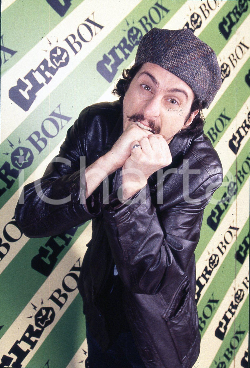 35mm vintage slide *1995 ITALIA COSTUME Luca BIZZARRI ritratto dell'attore (6)  Diapositiva d'epoca, in formato 35 mm.CONDIZIONI: GOODE' severamente vietata la riproduzione. Tutti i diritti sono riservati.Nella diapositiva ICharta mette in vendita, sul negozio eBay e in esclusiva sul sito "icharta" il proprio archivio composto da numerose diapositive e negativi fotografici d'epoca, tutti originali e autentici, che attraversano la storia del costume italiano tra gli la fine degli anni Sessanta e Novanta.Si tratta di uno sguardo inedito sull'attualit&agrave;, la politica, la vita quotidiana, il gossip e la cultura, che fotografa il cambiamento della nazione in quest'ultimo scorcio del XX secolo. Un'occasione unica per il mercato del collezionismo, che vede finalmente disponibile un archivio eccezionale per vastit&agrave;, tematiche e condizioni, in un settore (il negativo fotografico e la diapositiva) di assoluta novit&agrave; e dalle interessanti prospettive di investimento. GOOD/buono   originale e autentica 1