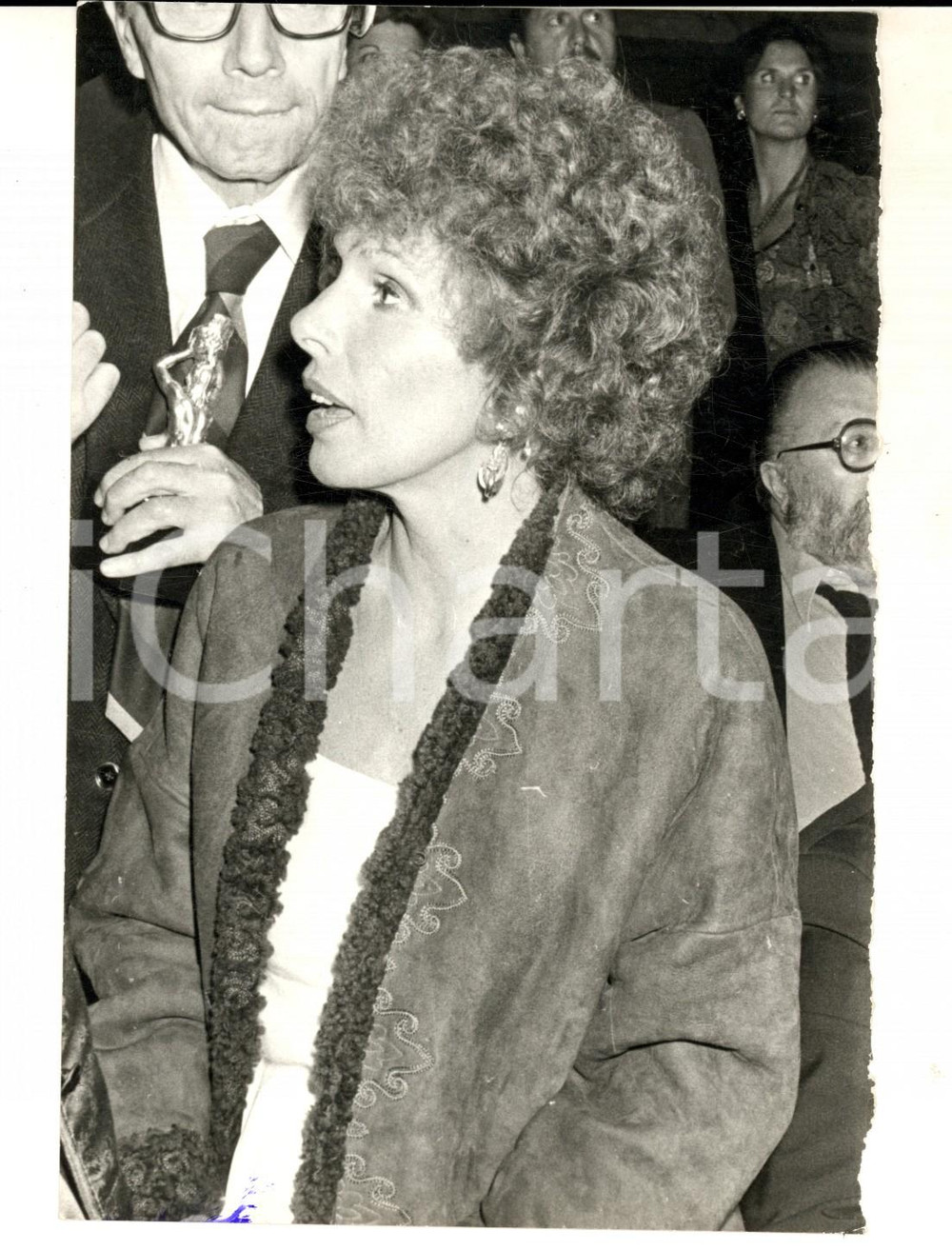 Fotografia d epoca originale 1975 ca MUSICA Ritratto di Ornella VANONI a una premiazione Foto 12x18 1