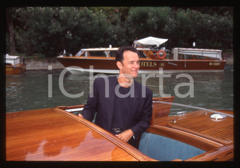 Tom HANKS - FESTIVAL CINEMA VENEZIA 1994 35 mm vintage slide 51 Diapositiva d'epoca, in formato 35 mm.CONDIZIONI: GOODE' severamente vietata la riproduzione. Tutti i diritti sono riservati.ICharta mette in vendita, sul negozio eBay e in esclusiva sul sito "icharta" il proprio archivio composto da numerose diapositive e negativi fotografici d'epoca, tutti originali e autentici, che attraversano la storia del costume italiano tra gli la fine degli anni Sessanta e Novanta.Si tratta di uno sguardo inedito sull'attualità, la politica, la vita quotidiana, il gossip e la cultura, che fotografa il cambiamento della nazione in quest'ultimo scorcio del XX secolo. Un'occasione unica per il mercato del collezionismo, che vede finalmente disponibile un archivio eccezionale per vastità, tematiche e condizioni, in un settore (il negativo fotografico e la diapositiva) di assoluta novità e dalle interessanti prospettive di investimento.  GOOD/buono   originale e autentica 1