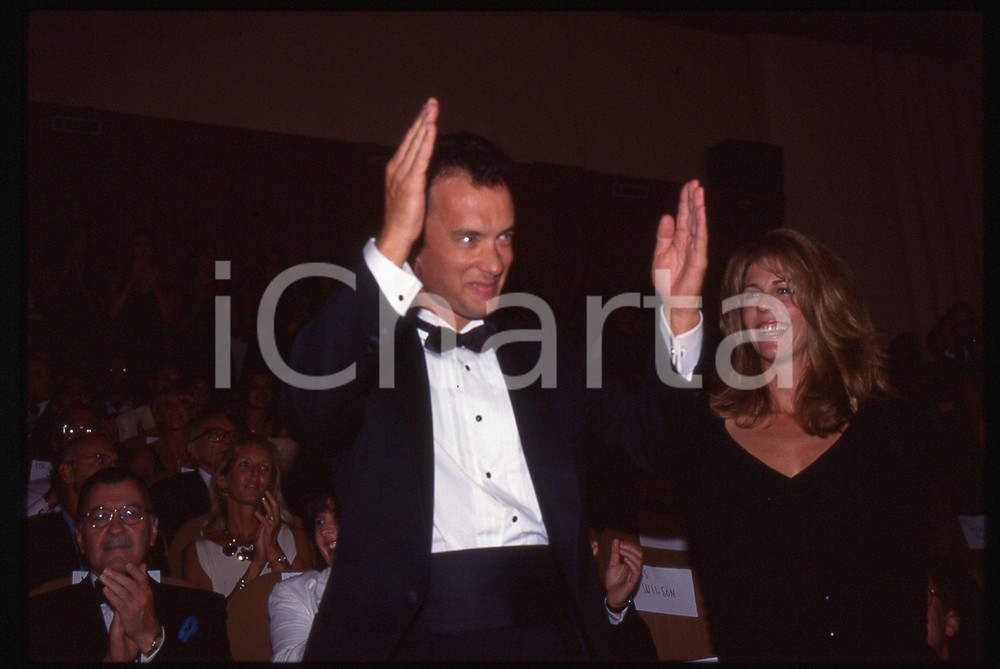 Tom HANKS e Rita WILSON - FESTIVAL CINEMA CANNES 1995 ca 35 mm vintage slide 22 Diapositiva d'epoca, in formato 35 mm.CONDIZIONI: GOODE' severamente vietata la riproduzione. Tutti i diritti sono riservati.ICharta mette in vendita, sul negozio eBay e in esclusiva sul sito "icharta" il proprio archivio composto da numerose diapositive e negativi fotografici d'epoca, tutti originali e autentici, che attraversano la storia del costume italiano tra gli la fine degli anni Sessanta e Novanta.Si tratta di uno sguardo inedito sull'attualità, la politica, la vita quotidiana, il gossip e la cultura, che fotografa il cambiamento della nazione in quest'ultimo scorcio del XX secolo. Un'occasione unica per il mercato del collezionismo, che vede finalmente disponibile un archivio eccezionale per vastità, tematiche e condizioni, in un settore (il negativo fotografico e la diapositiva) di assoluta novità e dalle interessanti prospettive di investimento.  GOOD/buono   originale e autentica 1