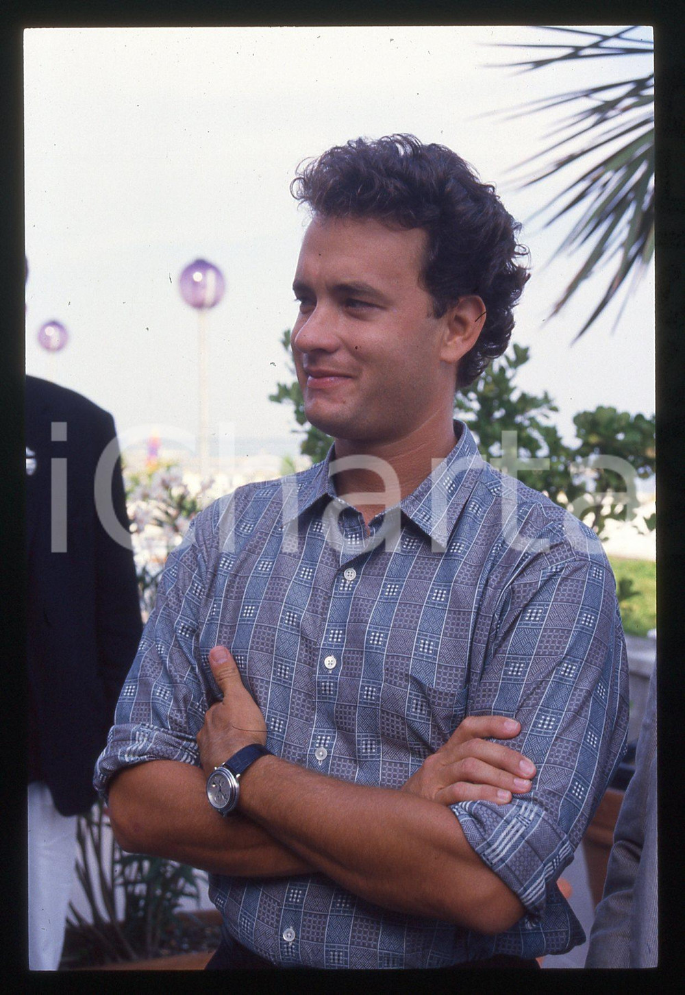Tom HANKS - FESTIVAL CINEMA VENEZIA 1988 35 mm vintage slide 3 Diapositiva d'epoca, in formato 35 mm.CONDIZIONI: GOODE' severamente vietata la riproduzione. Tutti i diritti sono riservati.ICharta mette in vendita, sul negozio eBay e in esclusiva sul sito "icharta" il proprio archivio composto da numerose diapositive e negativi fotografici d'epoca, tutti originali e autentici, che attraversano la storia del costume italiano tra gli la fine degli anni Sessanta e Novanta.Si tratta di uno sguardo inedito sull'attualità, la politica, la vita quotidiana, il gossip e la cultura, che fotografa il cambiamento della nazione in quest'ultimo scorcio del XX secolo. Un'occasione unica per il mercato del collezionismo, che vede finalmente disponibile un archivio eccezionale per vastità, tematiche e condizioni, in un settore (il negativo fotografico e la diapositiva) di assoluta novità e dalle interessanti prospettive di investimento.  GOOD/buono   originale e autentica 1