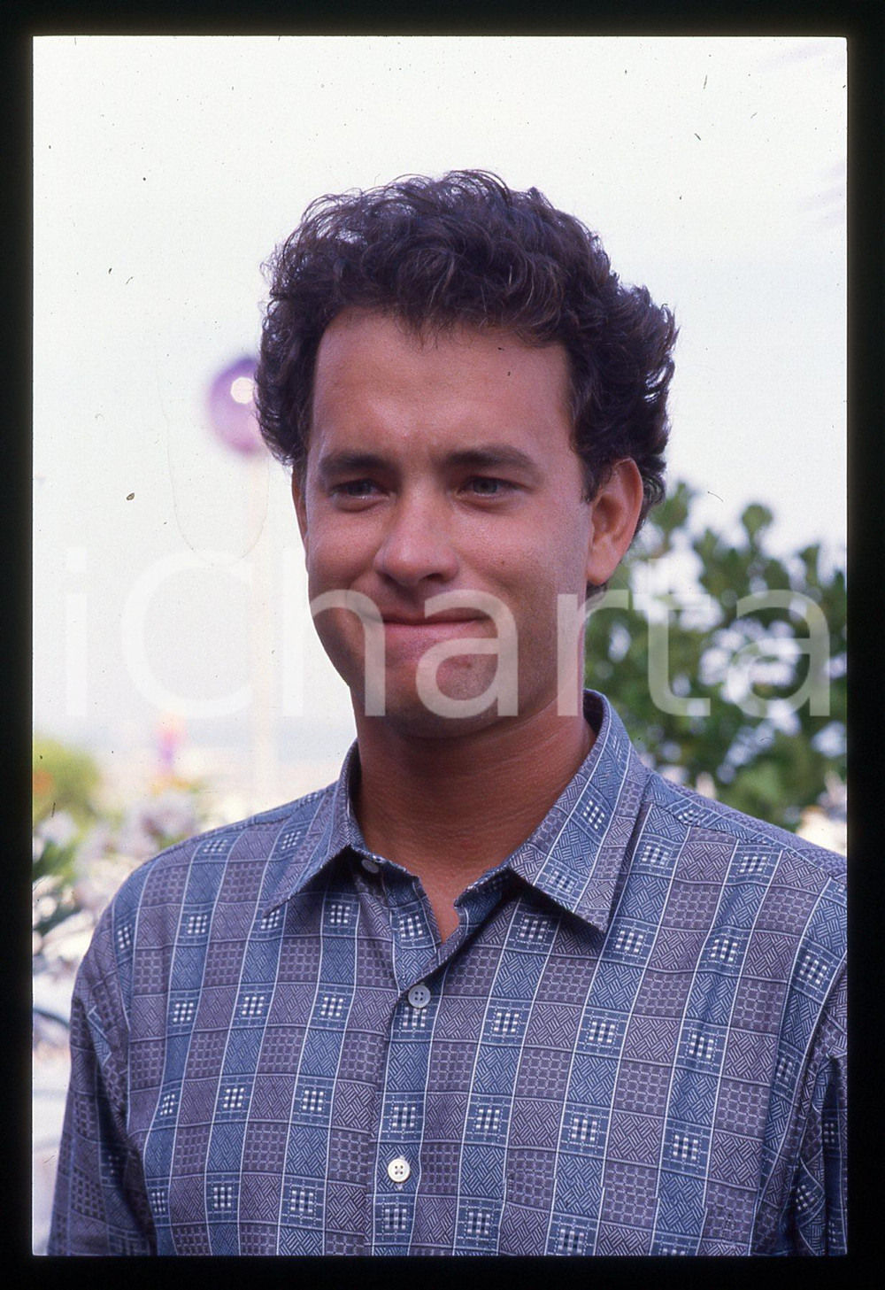 Tom HANKS - FESTIVAL CINEMA VENEZIA 1988 35 mm vintage slide 6 Diapositiva d'epoca, in formato 35 mm.CONDIZIONI: GOODE' severamente vietata la riproduzione. Tutti i diritti sono riservati.ICharta mette in vendita, sul negozio eBay e in esclusiva sul sito "icharta" il proprio archivio composto da numerose diapositive e negativi fotografici d'epoca, tutti originali e autentici, che attraversano la storia del costume italiano tra gli la fine degli anni Sessanta e Novanta.Si tratta di uno sguardo inedito sull'attualità, la politica, la vita quotidiana, il gossip e la cultura, che fotografa il cambiamento della nazione in quest'ultimo scorcio del XX secolo. Un'occasione unica per il mercato del collezionismo, che vede finalmente disponibile un archivio eccezionale per vastità, tematiche e condizioni, in un settore (il negativo fotografico e la diapositiva) di assoluta novità e dalle interessanti prospettive di investimento.  GOOD/buono   originale e autentica 1