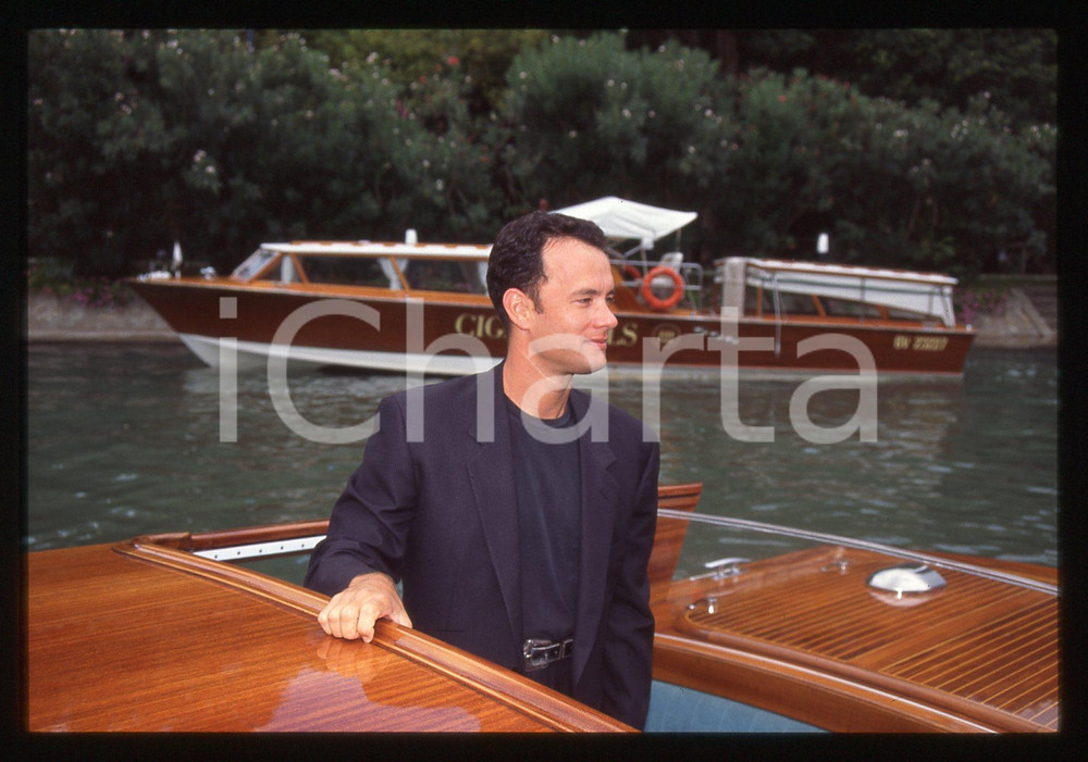 Tom HANKS - FESTIVAL CINEMA VENEZIA 1994 35 mm vintage slide 52 Diapositiva d'epoca, in formato 35 mm.CONDIZIONI: GOODE' severamente vietata la riproduzione. Tutti i diritti sono riservati.Nella diapositiva ICharta mette in vendita, sul negozio eBay e in esclusiva sul sito "icharta" il proprio archivio composto da numerose diapositive e negativi fotografici d'epoca, tutti originali e autentici, che attraversano la storia del costume italiano tra gli la fine degli anni Sessanta e Novanta.Si tratta di uno sguardo inedito sull'attualit&agrave;, la politica, la vita quotidiana, il gossip e la cultura, che fotografa il cambiamento della nazione in quest'ultimo scorcio del XX secolo. Un'occasione unica per il mercato del collezionismo, che vede finalmente disponibile un archivio eccezionale per vastit&agrave;, tematiche e condizioni, in un settore (il negativo fotografico e la diapositiva) di assoluta novit&agrave; e dalle interessanti prospettive di investimento.  GOOD/buono   originale e autentica 1