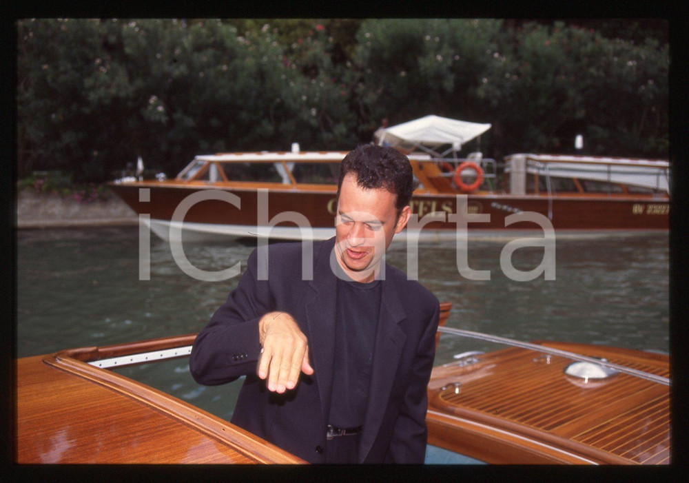 Tom HANKS - FESTIVAL CINEMA VENEZIA 1994 35 mm vintage slide 53 Diapositiva d'epoca, in formato 35 mm.CONDIZIONI: GOODE' severamente vietata la riproduzione. Tutti i diritti sono riservati.Nella diapositiva ICharta mette in vendita, sul negozio eBay e in esclusiva sul sito "icharta" il proprio archivio composto da numerose diapositive e negativi fotografici d'epoca, tutti originali e autentici, che attraversano la storia del costume italiano tra gli la fine degli anni Sessanta e Novanta.Si tratta di uno sguardo inedito sull'attualit&agrave;, la politica, la vita quotidiana, il gossip e la cultura, che fotografa il cambiamento della nazione in quest'ultimo scorcio del XX secolo. Un'occasione unica per il mercato del collezionismo, che vede finalmente disponibile un archivio eccezionale per vastit&agrave;, tematiche e condizioni, in un settore (il negativo fotografico e la diapositiva) di assoluta novit&agrave; e dalle interessanti prospettive di investimento.  GOOD/buono   originale e autentica 1