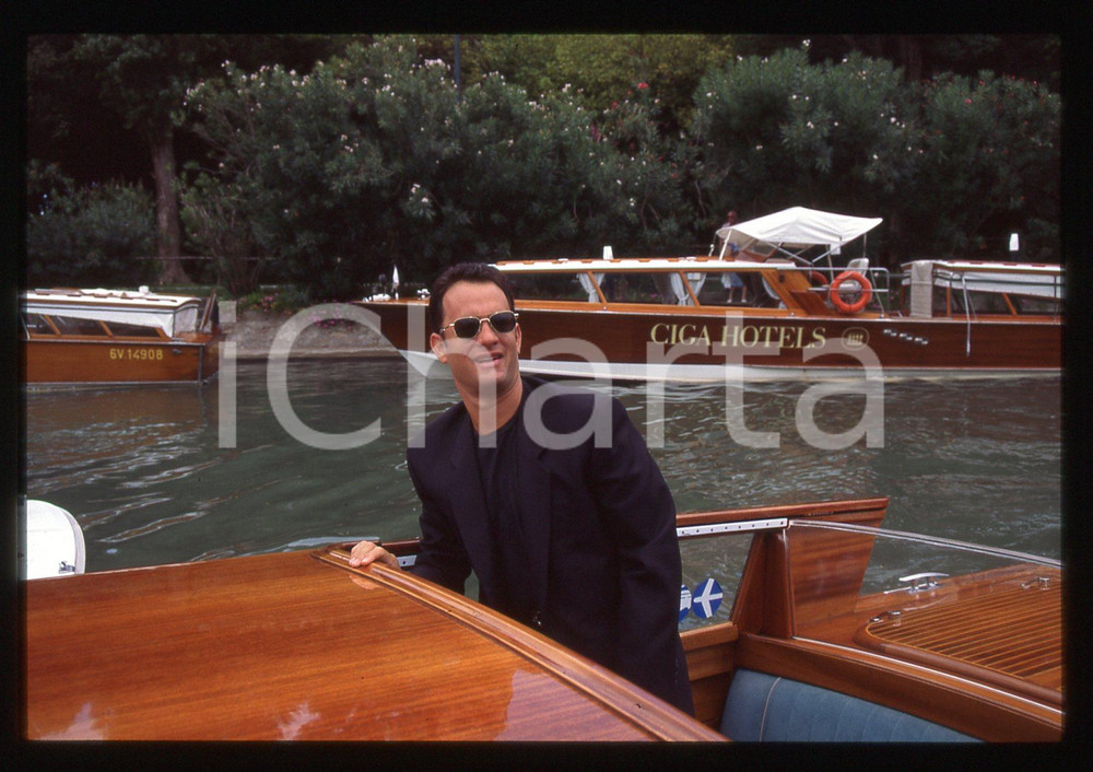 Tom HANKS - FESTIVAL CINEMA VENEZIA 1994 35 mm vintage slide 55 Diapositiva d'epoca, in formato 35 mm.CONDIZIONI: GOODE' severamente vietata la riproduzione. Tutti i diritti sono riservati.Nella diapositiva ICharta mette in vendita, sul negozio eBay e in esclusiva sul sito "icharta" il proprio archivio composto da numerose diapositive e negativi fotografici d'epoca, tutti originali e autentici, che attraversano la storia del costume italiano tra gli la fine degli anni Sessanta e Novanta.Si tratta di uno sguardo inedito sull'attualit&agrave;, la politica, la vita quotidiana, il gossip e la cultura, che fotografa il cambiamento della nazione in quest'ultimo scorcio del XX secolo. Un'occasione unica per il mercato del collezionismo, che vede finalmente disponibile un archivio eccezionale per vastit&agrave;, tematiche e condizioni, in un settore (il negativo fotografico e la diapositiva) di assoluta novit&agrave; e dalle interessanti prospettive di investimento.  GOOD/buono   originale e autentica 1