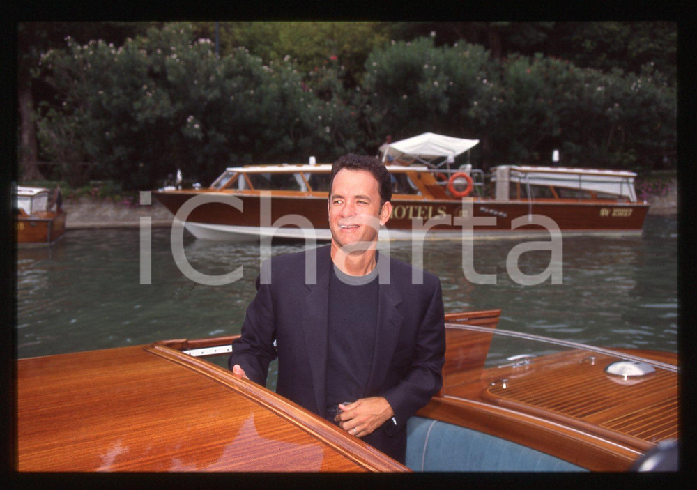 Tom HANKS - FESTIVAL CINEMA VENEZIA 1994 35 mm vintage slide 58 Diapositiva d'epoca, in formato 35 mm.CONDIZIONI: GOODE' severamente vietata la riproduzione. Tutti i diritti sono riservati.ICharta mette in vendita, sul negozio eBay e in esclusiva sul sito "icharta" il proprio archivio composto da numerose diapositive e negativi fotografici d'epoca, tutti originali e autentici, che attraversano la storia del costume italiano tra gli la fine degli anni Sessanta e Novanta.Si tratta di uno sguardo inedito sull'attualità, la politica, la vita quotidiana, il gossip e la cultura, che fotografa il cambiamento della nazione in quest'ultimo scorcio del XX secolo. Un'occasione unica per il mercato del collezionismo, che vede finalmente disponibile un archivio eccezionale per vastità, tematiche e condizioni, in un settore (il negativo fotografico e la diapositiva) di assoluta novità e dalle interessanti prospettive di investimento.  GOOD/buono   originale e autentica 1