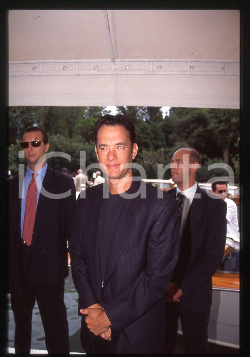 Tom HANKS - FESTIVAL CINEMA VENEZIA 1994 35 mm vintage slide 59 Diapositiva d'epoca, in formato 35 mm.CONDIZIONI: GOODE' severamente vietata la riproduzione. Tutti i diritti sono riservati.ICharta mette in vendita, sul negozio eBay e in esclusiva sul sito "icharta" il proprio archivio composto da numerose diapositive e negativi fotografici d'epoca, tutti originali e autentici, che attraversano la storia del costume italiano tra gli la fine degli anni Sessanta e Novanta.Si tratta di uno sguardo inedito sull'attualità, la politica, la vita quotidiana, il gossip e la cultura, che fotografa il cambiamento della nazione in quest'ultimo scorcio del XX secolo. Un'occasione unica per il mercato del collezionismo, che vede finalmente disponibile un archivio eccezionale per vastità, tematiche e condizioni, in un settore (il negativo fotografico e la diapositiva) di assoluta novità e dalle interessanti prospettive di investimento.  GOOD/buono   originale e autentica 1