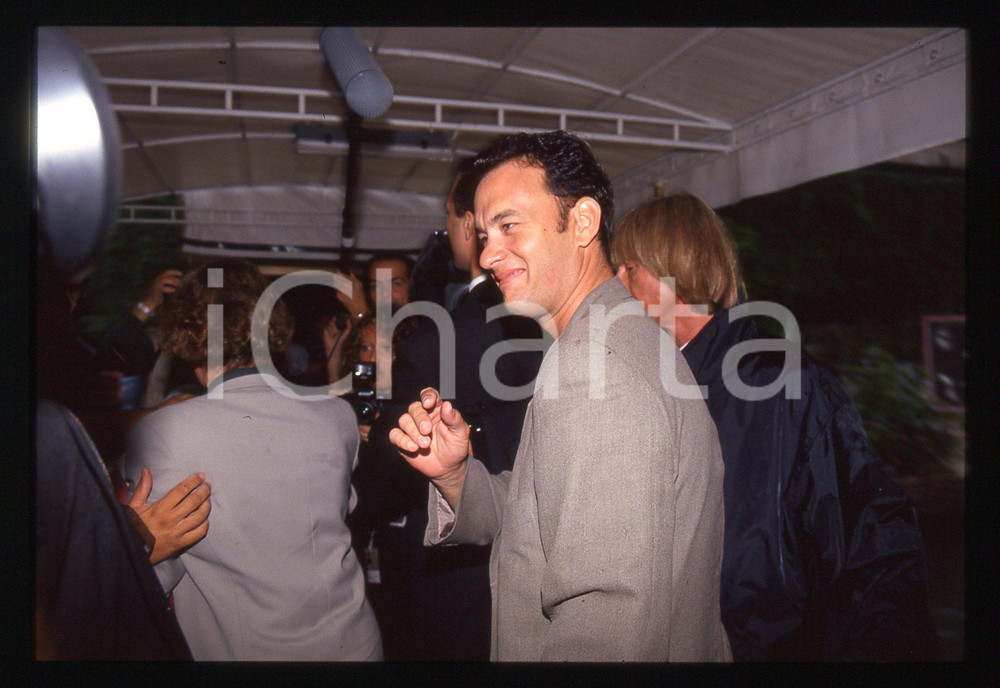 Tom HANKS - FESTIVAL CINEMA VENEZIA 1998 35 mm vintage slide 33 Diapositiva d'epoca, in formato 35 mm.CONDIZIONI: GOODE' severamente vietata la riproduzione. Tutti i diritti sono riservati. ICharta mette in vendita, sul negozio eBay e in esclusiva sul sito "icharta" il proprio archivio composto da numerose diapositive e negativi fotografici d'epoca, tutti originali e autentici, che attraversano la storia del costume italiano tra gli la fine degli anni Sessanta e Novanta.Si tratta di uno sguardo inedito sull'attualità, la politica, la vita quotidiana, il gossip e la cultura, che fotografa il cambiamento della nazione in quest'ultimo scorcio del XX secolo. Un'occasione unica per il mercato del collezionismo, che vede finalmente disponibile un archivio eccezionale per vastità, tematiche e condizioni, in un settore (il negativo fotografico e la diapositiva) di assoluta novità e dalle interessanti prospettive di investimento.  GOOD/buono   originale e autentica 1