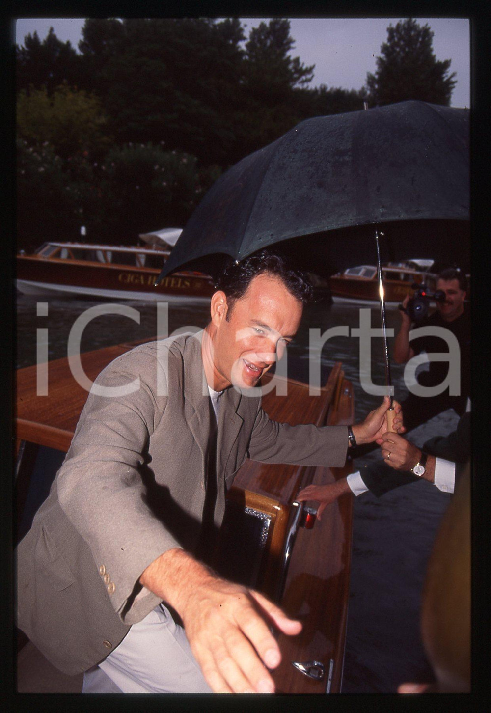 Tom HANKS - FESTIVAL CINEMA VENEZIA 1998 35 mm vintage slide 34 Diapositiva d'epoca, in formato 35 mm.CONDIZIONI: GOODE' severamente vietata la riproduzione. Tutti i diritti sono riservati.ICharta mette in vendita, sul negozio eBay e in esclusiva sul sito "icharta" il proprio archivio composto da numerose diapositive e negativi fotografici d'epoca, tutti originali e autentici, che attraversano la storia del costume italiano tra gli la fine degli anni Sessanta e Novanta.Si tratta di uno sguardo inedito sull'attualità, la politica, la vita quotidiana, il gossip e la cultura, che fotografa il cambiamento della nazione in quest'ultimo scorcio del XX secolo. Un'occasione unica per il mercato del collezionismo, che vede finalmente disponibile un archivio eccezionale per vastità, tematiche e condizioni, in un settore (il negativo fotografico e la diapositiva) di assoluta novità e dalle interessanti prospettive di investimento.  GOOD/buono   originale e autentica 1