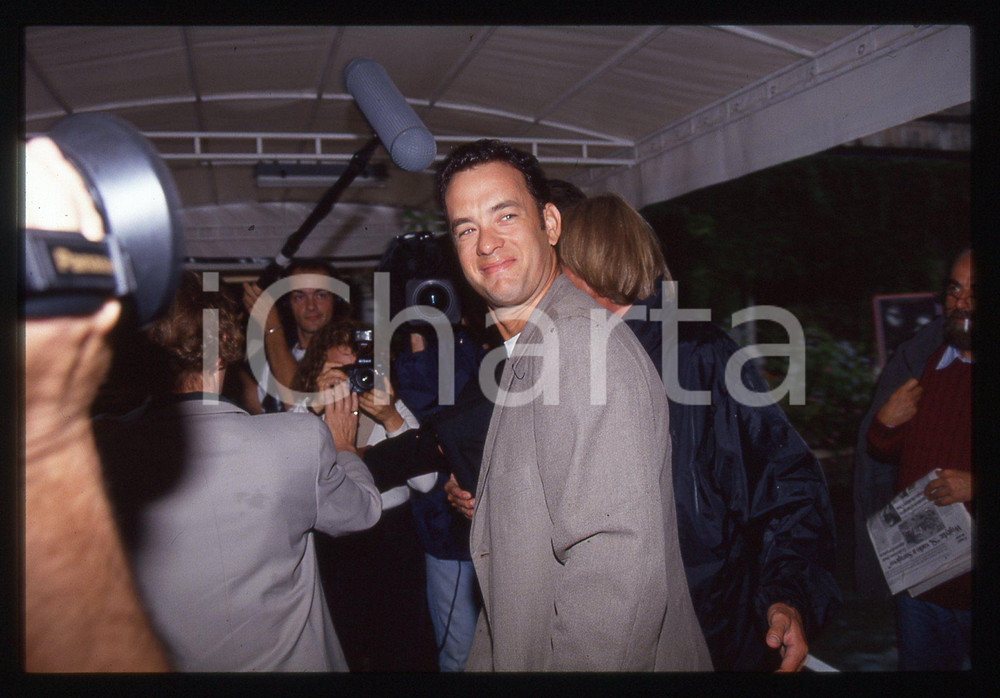 Tom HANKS - FESTIVAL CINEMA VENEZIA 1998 35 mm vintage slide 36 Diapositiva d'epoca, in formato 35 mm.CONDIZIONI: GOODE' severamente vietata la riproduzione. Tutti i diritti sono riservati.ICharta mette in vendita, sul negozio eBay e in esclusiva sul sito "icharta" il proprio archivio composto da numerose diapositive e negativi fotografici d'epoca, tutti originali e autentici, che attraversano la storia del costume italiano tra gli la fine degli anni Sessanta e Novanta.Si tratta di uno sguardo inedito sull'attualità, la politica, la vita quotidiana, il gossip e la cultura, che fotografa il cambiamento della nazione in quest'ultimo scorcio del XX secolo. Un'occasione unica per il mercato del collezionismo, che vede finalmente disponibile un archivio eccezionale per vastità, tematiche e condizioni, in un settore (il negativo fotografico e la diapositiva) di assoluta novità e dalle interessanti prospettive di investimento.  GOOD/buono   originale e autentica 1