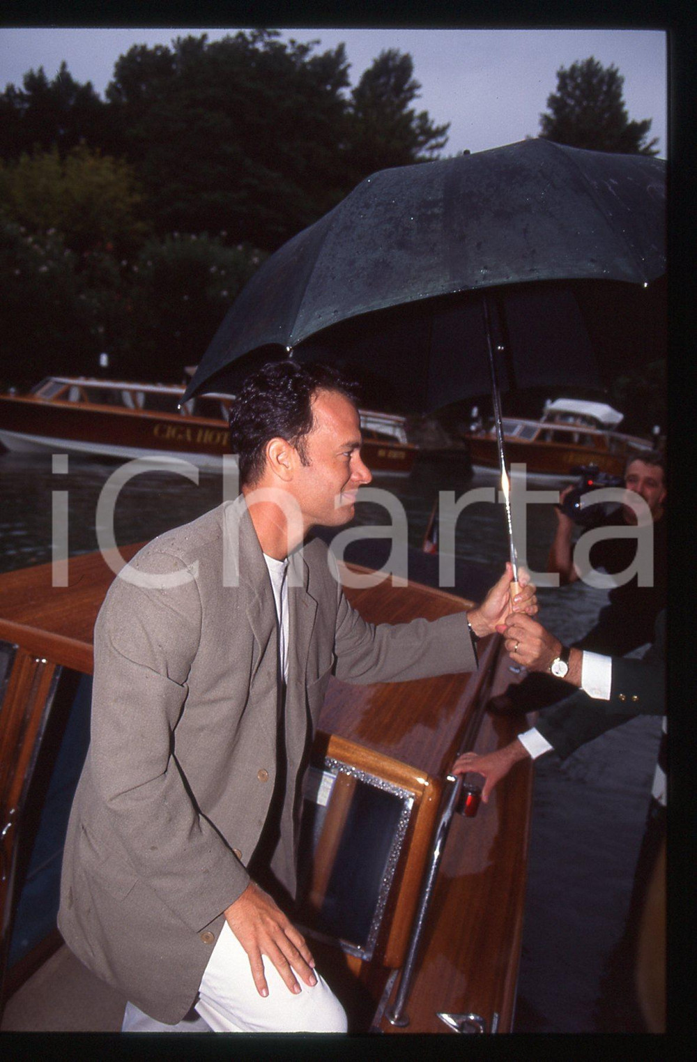 Tom HANKS - FESTIVAL CINEMA VENEZIA 1998 35 mm vintage slide 35 Diapositiva d'epoca, in formato 35 mm.CONDIZIONI: GOODE' severamente vietata la riproduzione. Tutti i diritti sono riservati.ICharta mette in vendita, sul negozio eBay e in esclusiva sul sito "icharta" il proprio archivio composto da numerose diapositive e negativi fotografici d'epoca, tutti originali e autentici, che attraversano la storia del costume italiano tra gli la fine degli anni Sessanta e Novanta.Si tratta di uno sguardo inedito sull'attualità, la politica, la vita quotidiana, il gossip e la cultura, che fotografa il cambiamento della nazione in quest'ultimo scorcio del XX secolo. Un'occasione unica per il mercato del collezionismo, che vede finalmente disponibile un archivio eccezionale per vastità, tematiche e condizioni, in un settore (il negativo fotografico e la diapositiva) di assoluta novità e dalle interessanti prospettive di investimento.  GOOD/buono   originale e autentica 1