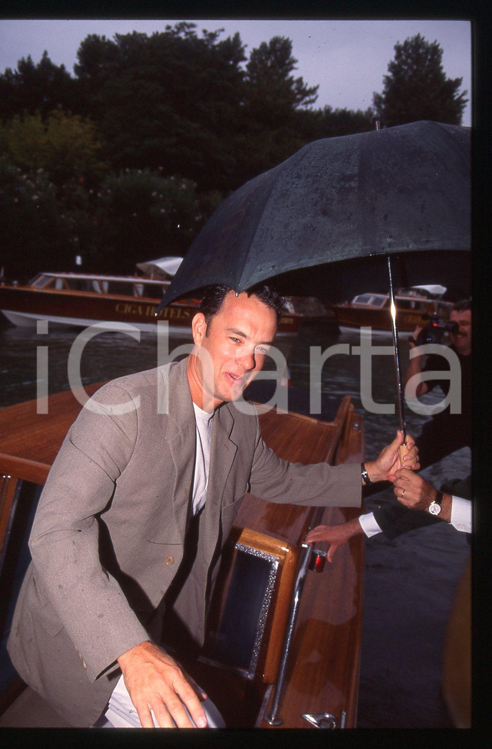 Tom HANKS - FESTIVAL CINEMA VENEZIA 1998 35 mm vintage slide 37 Diapositiva d'epoca, in formato 35 mm.CONDIZIONI: GOODE' severamente vietata la riproduzione. Tutti i diritti sono riservati.Nella diapositiva ICharta mette in vendita, sul negozio eBay e in esclusiva sul sito "icharta" il proprio archivio composto da numerose diapositive e negativi fotografici d'epoca, tutti originali e autentici, che attraversano la storia del costume italiano tra gli la fine degli anni Sessanta e Novanta.Si tratta di uno sguardo inedito sull'attualit&agrave;, la politica, la vita quotidiana, il gossip e la cultura, che fotografa il cambiamento della nazione in quest'ultimo scorcio del XX secolo. Un'occasione unica per il mercato del collezionismo, che vede finalmente disponibile un archivio eccezionale per vastit&agrave;, tematiche e condizioni, in un settore (il negativo fotografico e la diapositiva) di assoluta novit&agrave; e dalle interessanti prospettive di investimento.  GOOD/buono   originale e autentica 1