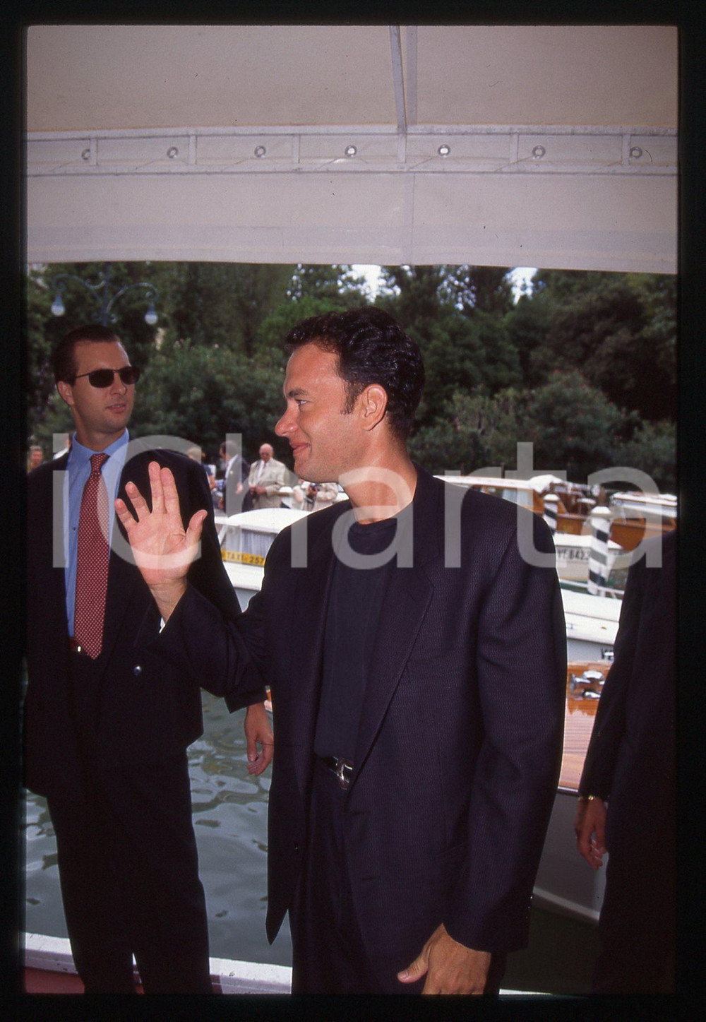 Tom HANKS - FESTIVAL CINEMA VENEZIA 1994 35 mm vintage slide 60 Diapositiva d'epoca, in formato 35 mm.CONDIZIONI: GOODE' severamente vietata la riproduzione. Tutti i diritti sono riservati.ICharta mette in vendita, sul negozio eBay e in esclusiva sul sito "icharta" il proprio archivio composto da numerose diapositive e negativi fotografici d'epoca, tutti originali e autentici, che attraversano la storia del costume italiano tra gli la fine degli anni Sessanta e Novanta.Si tratta di uno sguardo inedito sull'attualità, la politica, la vita quotidiana, il gossip e la cultura, che fotografa il cambiamento della nazione in quest'ultimo scorcio del XX secolo. Un'occasione unica per il mercato del collezionismo, che vede finalmente disponibile un archivio eccezionale per vastità, tematiche e condizioni, in un settore (il negativo fotografico e la diapositiva) di assoluta novità e dalle interessanti prospettive di investimento.  GOOD/buono   originale e autentica 1