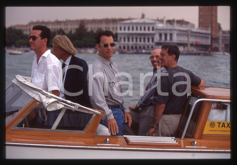 Tom HANKS - FESTIVAL CINEMA VENEZIA 1998 35 mm vintage slide 38 Diapositiva d'epoca, in formato 35 mm.CONDIZIONI: GOODE' severamente vietata la riproduzione. Tutti i diritti sono riservati.ICharta mette in vendita, sul negozio eBay e in esclusiva sul sito "icharta" il proprio archivio composto da numerose diapositive e negativi fotografici d'epoca, tutti originali e autentici, che attraversano la storia del costume italiano tra gli la fine degli anni Sessanta e Novanta.Si tratta di uno sguardo inedito sull'attualità, la politica, la vita quotidiana, il gossip e la cultura, che fotografa il cambiamento della nazione in quest'ultimo scorcio del XX secolo. Un'occasione unica per il mercato del collezionismo, che vede finalmente disponibile un archivio eccezionale per vastità, tematiche e condizioni, in un settore (il negativo fotografico e la diapositiva) di assoluta novità e dalle interessanti prospettive di investimento.  GOOD/buono   originale e autentica 1