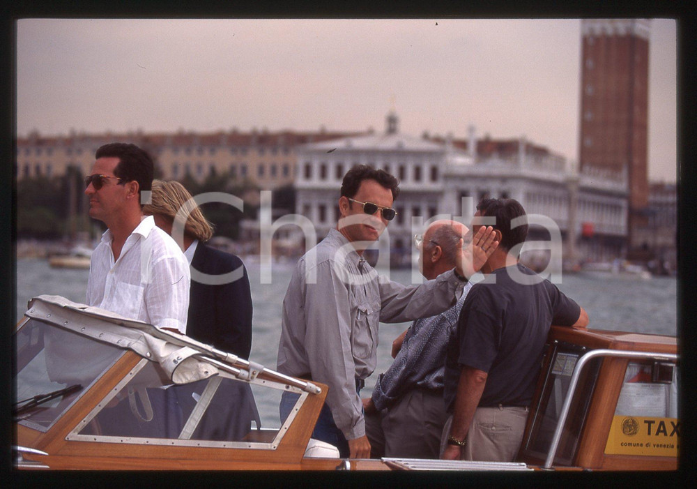 Tom HANKS - FESTIVAL CINEMA VENEZIA 1998 35 mm vintage slide 39 Diapositiva d'epoca, in formato 35 mm.CONDIZIONI: GOODE' severamente vietata la riproduzione. Tutti i diritti sono riservati.ICharta mette in vendita, sul negozio eBay e in esclusiva sul sito "icharta" il proprio archivio composto da numerose diapositive e negativi fotografici d'epoca, tutti originali e autentici, che attraversano la storia del costume italiano tra gli la fine degli anni Sessanta e Novanta.Si tratta di uno sguardo inedito sull'attualità, la politica, la vita quotidiana, il gossip e la cultura, che fotografa il cambiamento della nazione in quest'ultimo scorcio del XX secolo. Un'occasione unica per il mercato del collezionismo, che vede finalmente disponibile un archivio eccezionale per vastità, tematiche e condizioni, in un settore (il negativo fotografico e la diapositiva) di assoluta novità e dalle interessanti prospettive di investimento.  GOOD/buono   originale e autentica 1