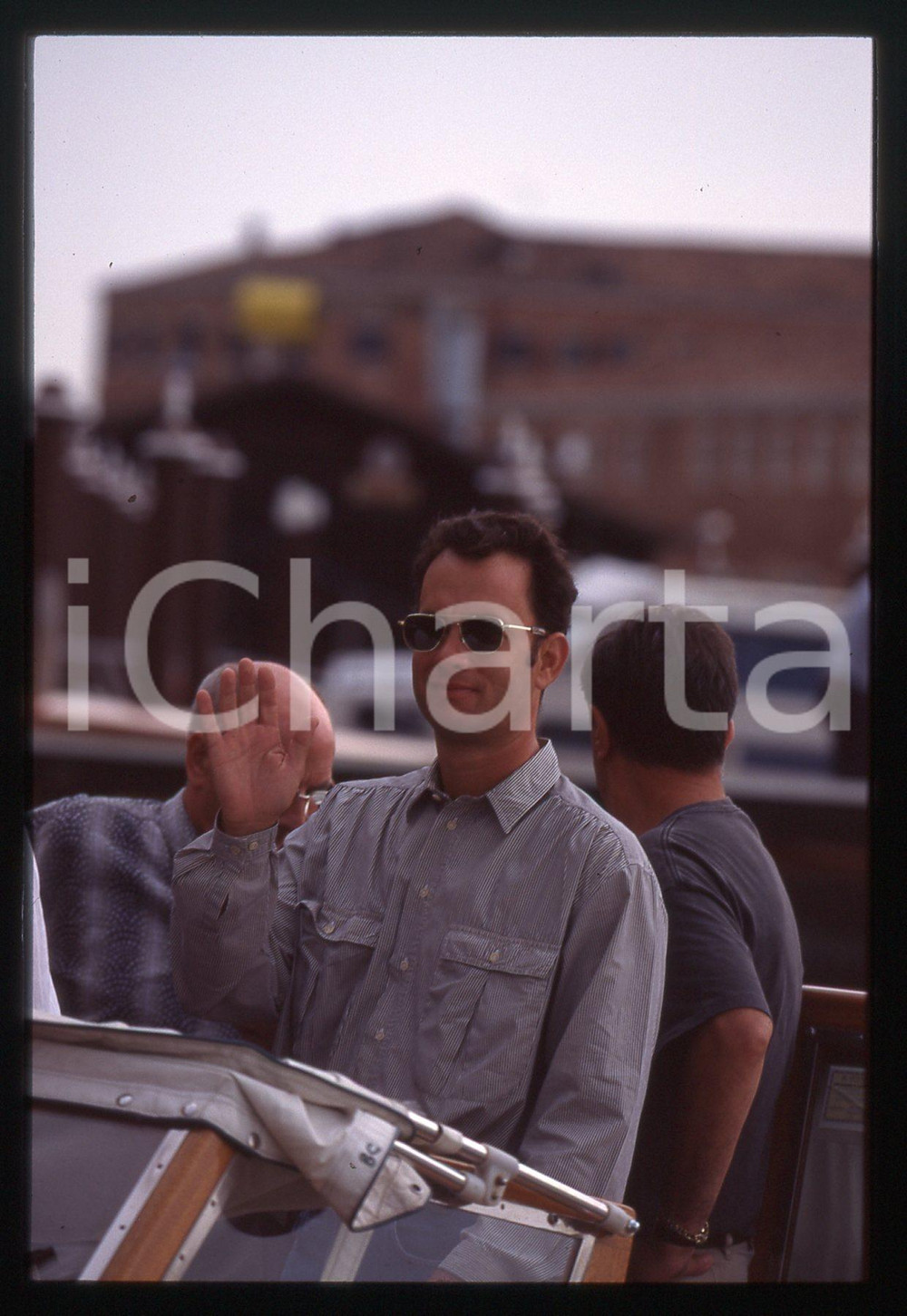 Tom HANKS - FESTIVAL CINEMA VENEZIA 1998 35 mm vintage slide 40 Diapositiva d'epoca, in formato 35 mm.CONDIZIONI: GOODE' severamente vietata la riproduzione. Tutti i diritti sono riservati.ICharta mette in vendita, sul negozio eBay e in esclusiva sul sito "icharta" il proprio archivio composto da numerose diapositive e negativi fotografici d'epoca, tutti originali e autentici, che attraversano la storia del costume italiano tra gli la fine degli anni Sessanta e Novanta.Si tratta di uno sguardo inedito sull'attualità, la politica, la vita quotidiana, il gossip e la cultura, che fotografa il cambiamento della nazione in quest'ultimo scorcio del XX secolo. Un'occasione unica per il mercato del collezionismo, che vede finalmente disponibile un archivio eccezionale per vastità, tematiche e condizioni, in un settore (il negativo fotografico e la diapositiva) di assoluta novità e dalle interessanti prospettive di investimento.  GOOD/buono   originale e autentica 1