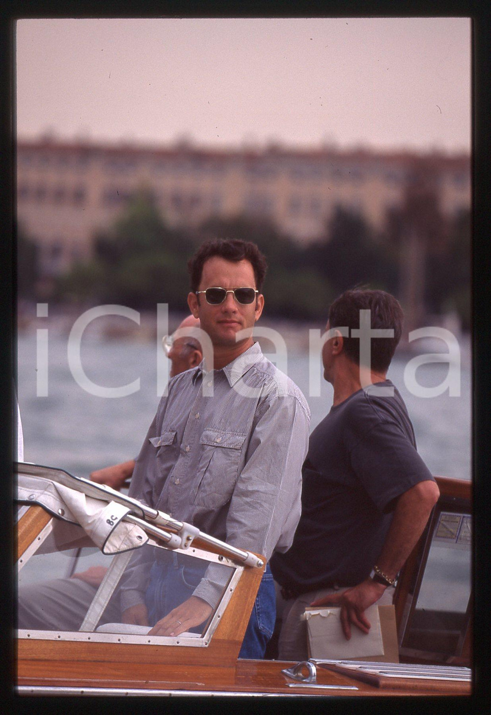 Tom HANKS - FESTIVAL CINEMA VENEZIA 1998 35 mm vintage slide 41 Diapositiva d'epoca, in formato 35 mm.CONDIZIONI: GOODE' severamente vietata la riproduzione. Tutti i diritti sono riservati.ICharta mette in vendita, sul negozio eBay e in esclusiva sul sito "icharta" il proprio archivio composto da numerose diapositive e negativi fotografici d'epoca, tutti originali e autentici, che attraversano la storia del costume italiano tra gli la fine degli anni Sessanta e Novanta.Si tratta di uno sguardo inedito sull'attualità, la politica, la vita quotidiana, il gossip e la cultura, che fotografa il cambiamento della nazione in quest'ultimo scorcio del XX secolo. Un'occasione unica per il mercato del collezionismo, che vede finalmente disponibile un archivio eccezionale per vastità, tematiche e condizioni, in un settore (il negativo fotografico e la diapositiva) di assoluta novità e dalle interessanti prospettive di investimento.  GOOD/buono   originale e autentica 1