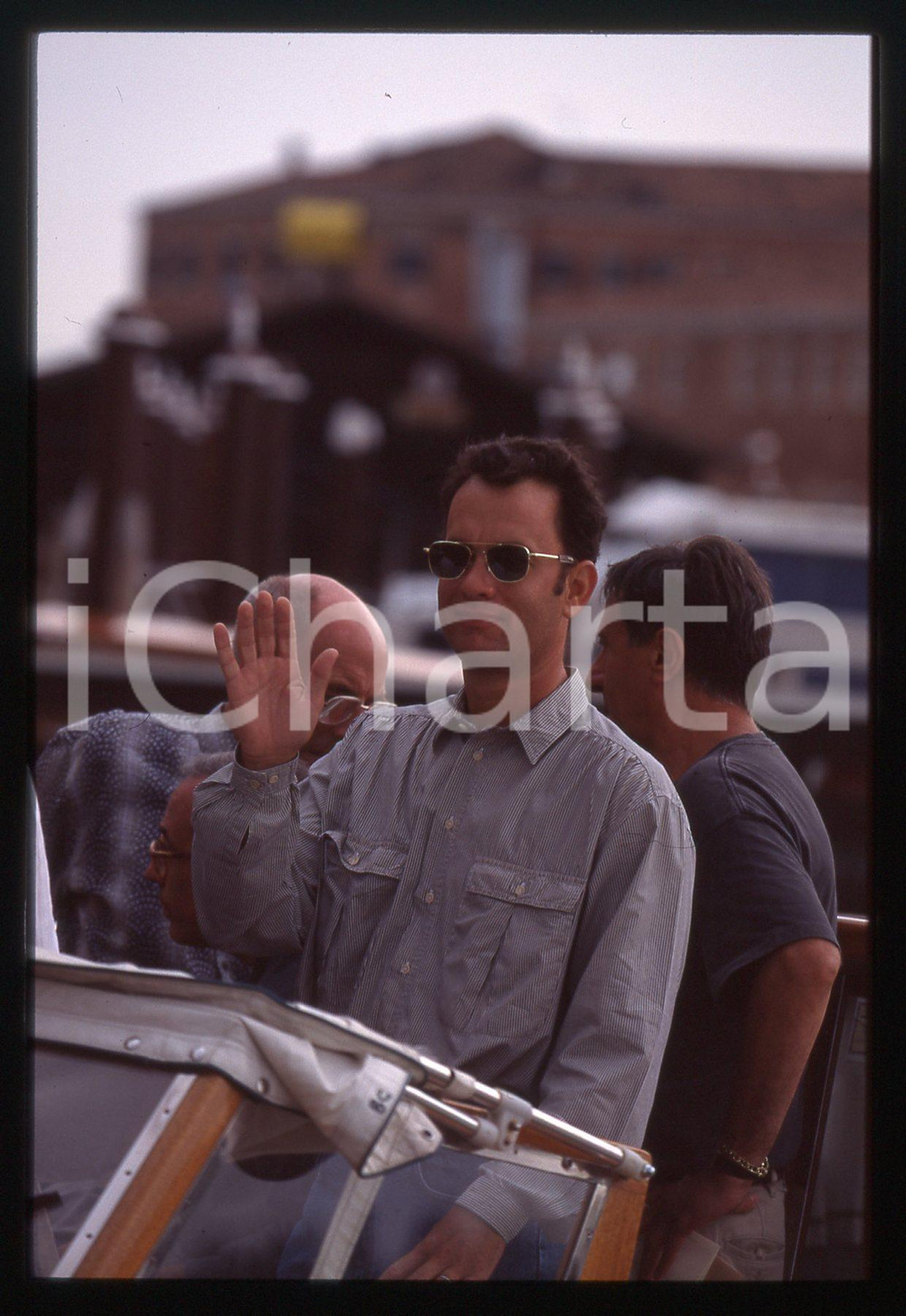 Tom HANKS - FESTIVAL CINEMA VENEZIA 1998 35 mm vintage slide 43 Diapositiva d'epoca, in formato 35 mm.CONDIZIONI: GOODE' severamente vietata la riproduzione. Tutti i diritti sono riservati.ICharta mette in vendita, sul negozio eBay e in esclusiva sul sito "icharta" il proprio archivio composto da numerose diapositive e negativi fotografici d'epoca, tutti originali e autentici, che attraversano la storia del costume italiano tra gli la fine degli anni Sessanta e Novanta.Si tratta di uno sguardo inedito sull'attualità, la politica, la vita quotidiana, il gossip e la cultura, che fotografa il cambiamento della nazione in quest'ultimo scorcio del XX secolo. Un'occasione unica per il mercato del collezionismo, che vede finalmente disponibile un archivio eccezionale per vastità, tematiche e condizioni, in un settore (il negativo fotografico e la diapositiva) di assoluta novità e dalle interessanti prospettive di investimento.  GOOD/buono   originale e autentica 1