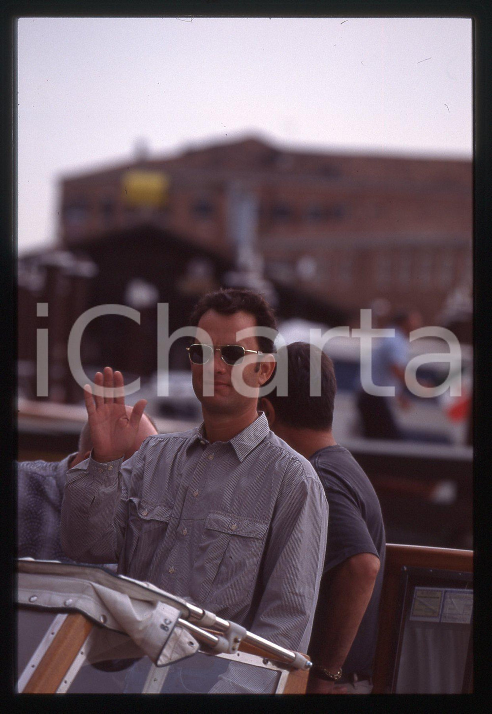Tom HANKS - FESTIVAL CINEMA VENEZIA 1998 35 mm vintage slide 45 Diapositiva d'epoca, in formato 35 mm.CONDIZIONI: GOODE' severamente vietata la riproduzione. Tutti i diritti sono riservati.ICharta mette in vendita, sul negozio eBay e in esclusiva sul sito "icharta" il proprio archivio composto da numerose diapositive e negativi fotografici d'epoca, tutti originali e autentici, che attraversano la storia del costume italiano tra gli la fine degli anni Sessanta e Novanta.Si tratta di uno sguardo inedito sull'attualità, la politica, la vita quotidiana, il gossip e la cultura, che fotografa il cambiamento della nazione in quest'ultimo scorcio del XX secolo. Un'occasione unica per il mercato del collezionismo, che vede finalmente disponibile un archivio eccezionale per vastità, tematiche e condizioni, in un settore (il negativo fotografico e la diapositiva) di assoluta novità e dalle interessanti prospettive di investimento.  GOOD/buono   originale e autentica 1