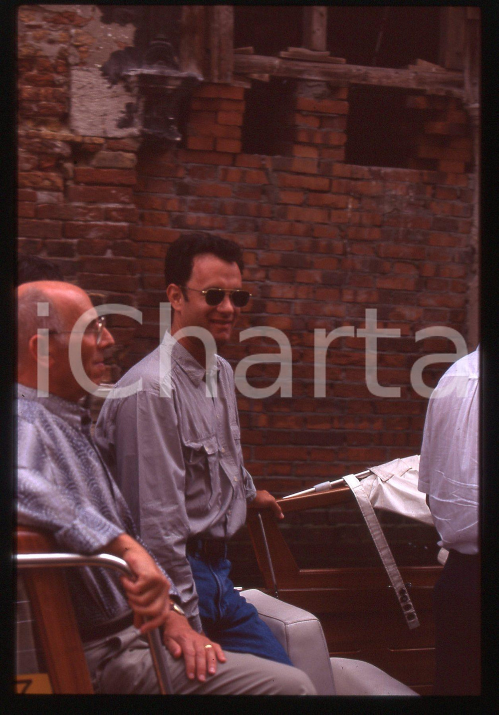 Tom HANKS - FESTIVAL CINEMA VENEZIA 1998 35 mm vintage slide 46 Diapositiva d'epoca, in formato 35 mm.CONDIZIONI: GOODE' severamente vietata la riproduzione. Tutti i diritti sono riservati.ICharta mette in vendita, sul negozio eBay e in esclusiva sul sito "icharta" il proprio archivio composto da numerose diapositive e negativi fotografici d'epoca, tutti originali e autentici, che attraversano la storia del costume italiano tra gli la fine degli anni Sessanta e Novanta.Si tratta di uno sguardo inedito sull'attualità, la politica, la vita quotidiana, il gossip e la cultura, che fotografa il cambiamento della nazione in quest'ultimo scorcio del XX secolo. Un'occasione unica per il mercato del collezionismo, che vede finalmente disponibile un archivio eccezionale per vastità, tematiche e condizioni, in un settore (il negativo fotografico e la diapositiva) di assoluta novità e dalle interessanti prospettive di investimento.  GOOD/buono   originale e autentica 1