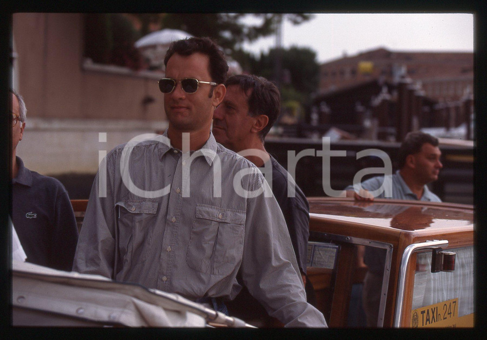 Tom HANKS - FESTIVAL CINEMA VENEZIA 1998 35 mm vintage slide 47 Diapositiva d'epoca, in formato 35 mm.CONDIZIONI: GOODE' severamente vietata la riproduzione. Tutti i diritti sono riservati.ICharta mette in vendita, sul negozio eBay e in esclusiva sul sito "icharta" il proprio archivio composto da numerose diapositive e negativi fotografici d'epoca, tutti originali e autentici, che attraversano la storia del costume italiano tra gli la fine degli anni Sessanta e Novanta.Si tratta di uno sguardo inedito sull'attualità, la politica, la vita quotidiana, il gossip e la cultura, che fotografa il cambiamento della nazione in quest'ultimo scorcio del XX secolo. Un'occasione unica per il mercato del collezionismo, che vede finalmente disponibile un archivio eccezionale per vastità, tematiche e condizioni, in un settore (il negativo fotografico e la diapositiva) di assoluta novità e dalle interessanti prospettive di investimento.  GOOD/buono   originale e autentica 1