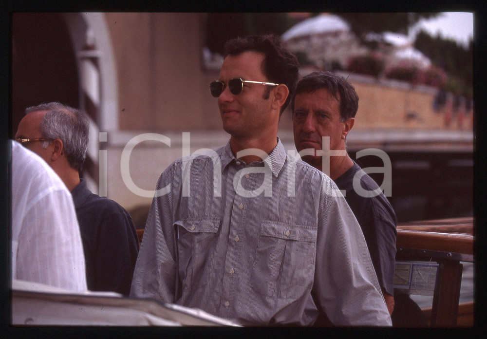 Tom HANKS - FESTIVAL CINEMA VENEZIA 1998 35 mm vintage slide 48 Diapositiva d'epoca, in formato 35 mm.CONDIZIONI: GOODE' severamente vietata la riproduzione. Tutti i diritti sono riservati.ICharta mette in vendita, sul negozio eBay e in esclusiva sul sito "icharta" il proprio archivio composto da numerose diapositive e negativi fotografici d'epoca, tutti originali e autentici, che attraversano la storia del costume italiano tra gli la fine degli anni Sessanta e Novanta.Si tratta di uno sguardo inedito sull'attualità, la politica, la vita quotidiana, il gossip e la cultura, che fotografa il cambiamento della nazione in quest'ultimo scorcio del XX secolo. Un'occasione unica per il mercato del collezionismo, che vede finalmente disponibile un archivio eccezionale per vastità, tematiche e condizioni, in un settore (il negativo fotografico e la diapositiva) di assoluta novità e dalle interessanti prospettive di investimento.  GOOD/buono   originale e autentica 1